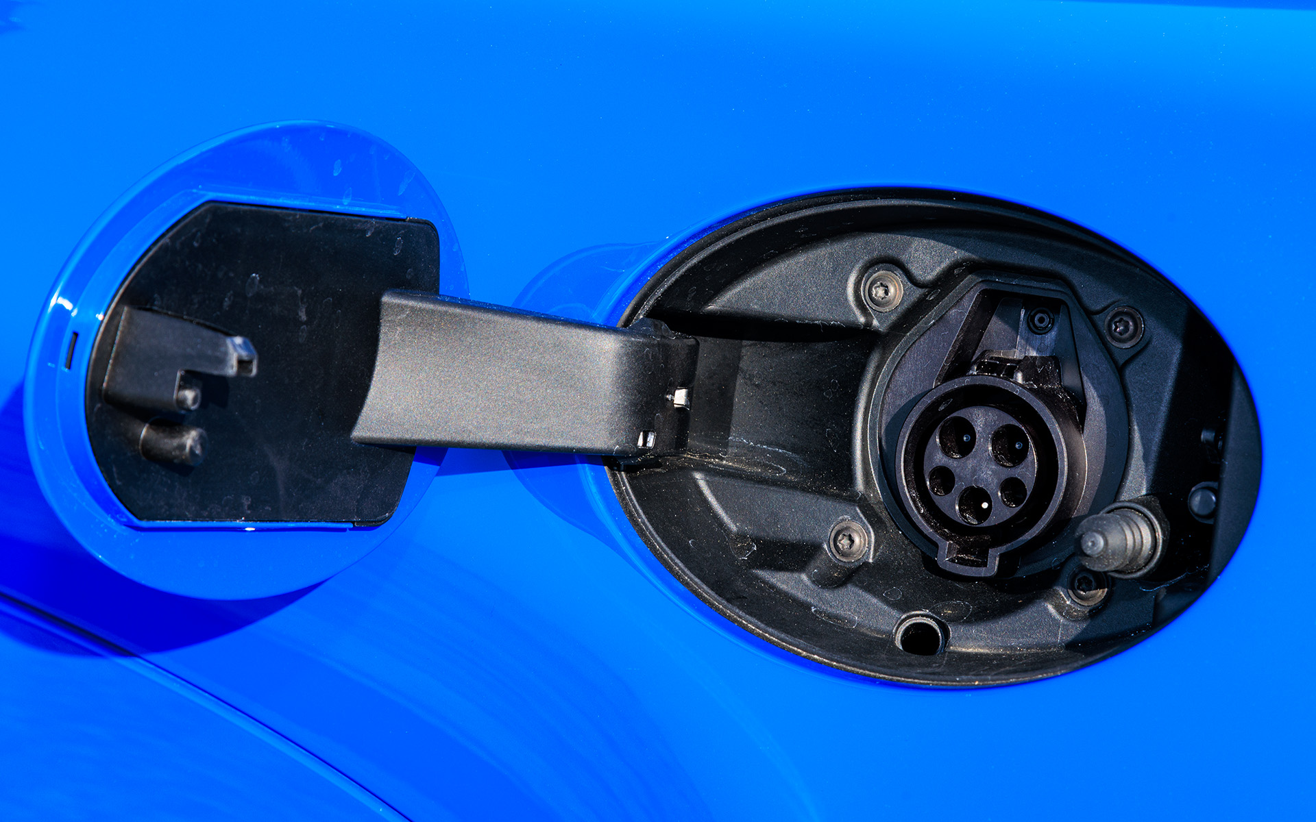 充電ポート。EVSEケーブルを使って約2.5時間で80％まで充電可能。また、走行中にエンジンからバッテリに充電することもできる。最大EV走行距離は約30km