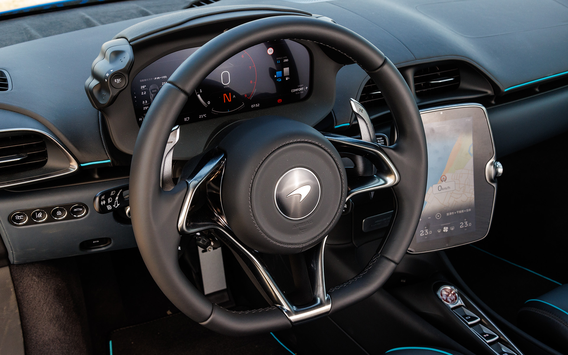 シンプルなステアリングは“視線はロードに、手はステアリングホイールに”というマクラーレン流のアプローチ