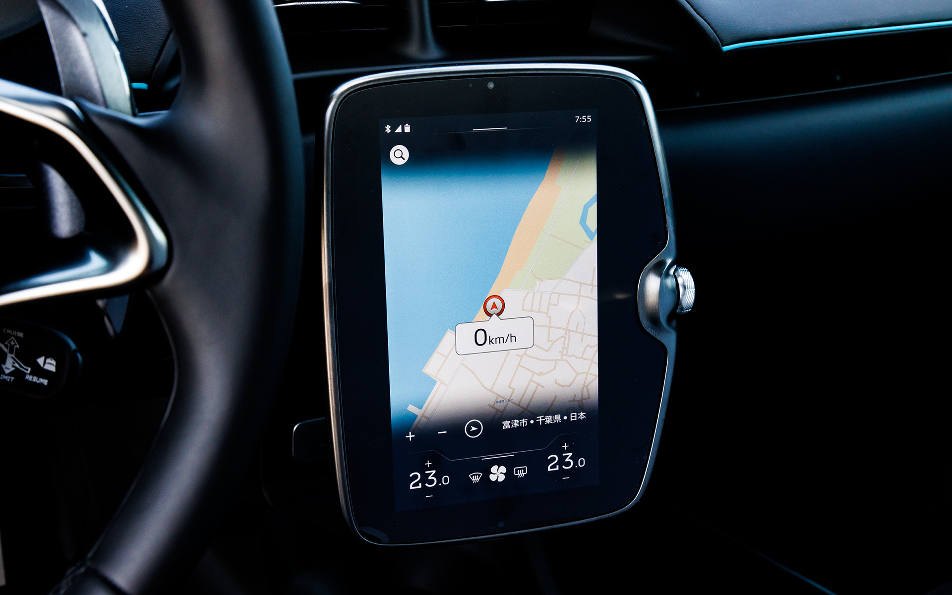 ステアリング横のディスプレイはナビゲーション機能のほか、エアコンの操作や車両設定などの機能を備える