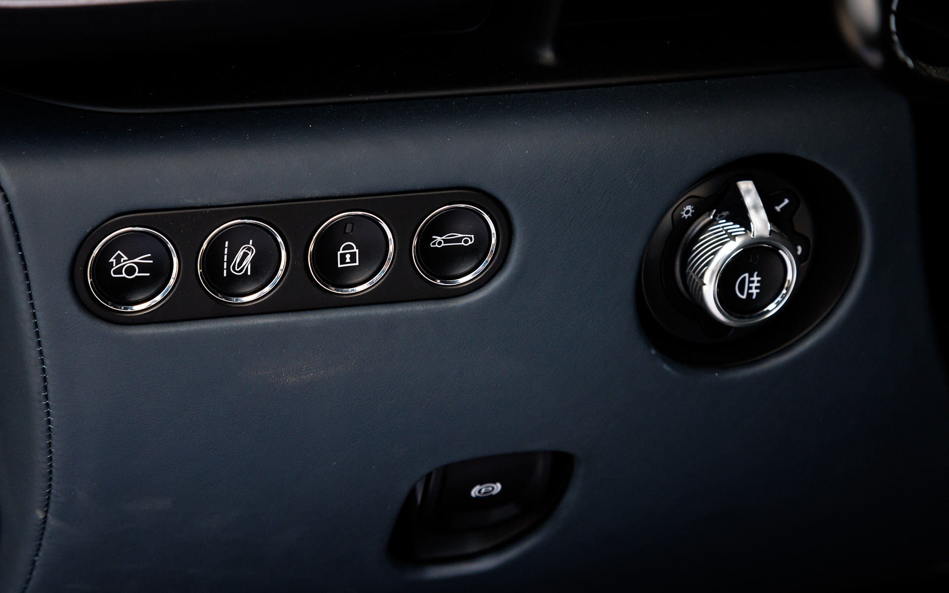 各種スイッチ類はトリムに配置される