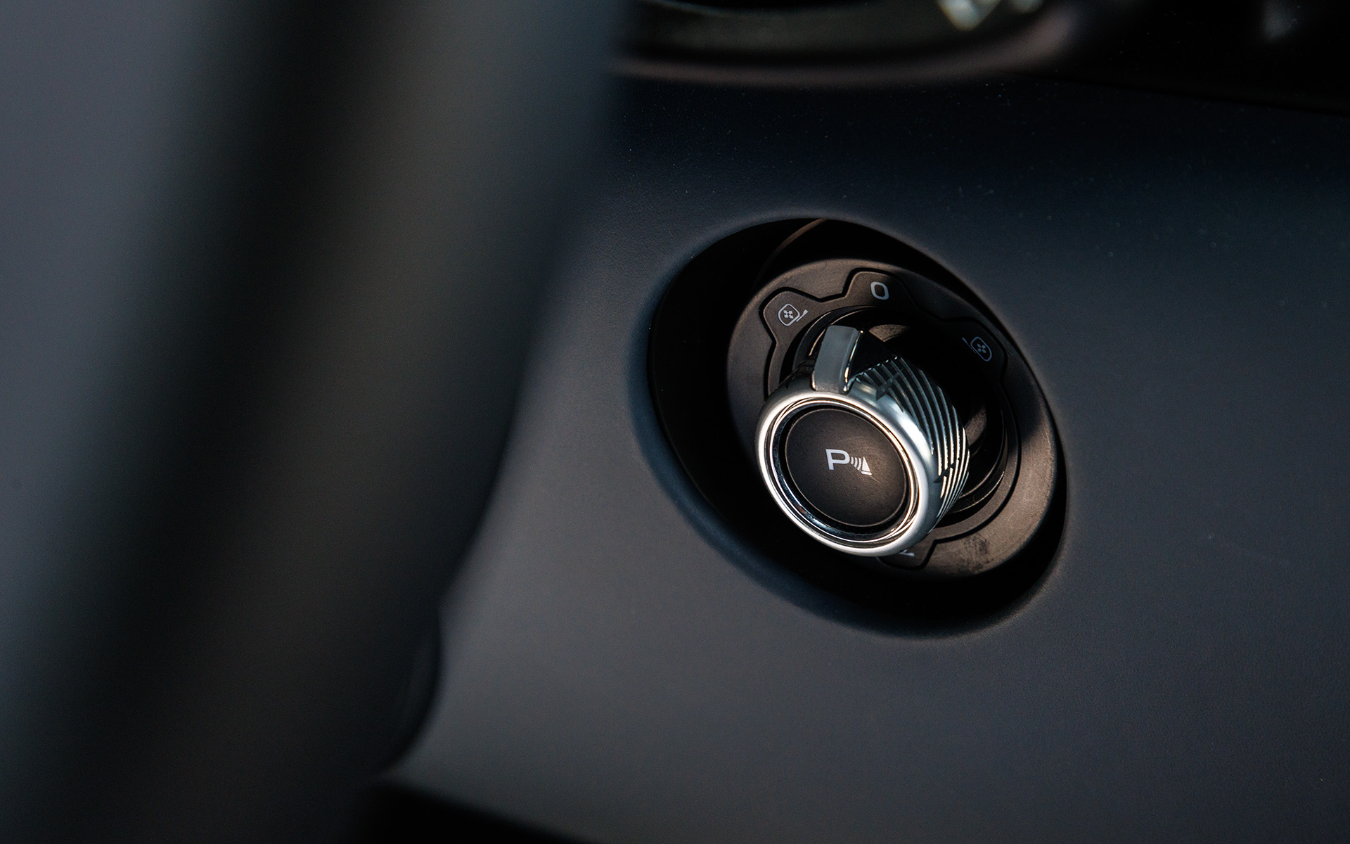 各種スイッチ類はトリムに配置される