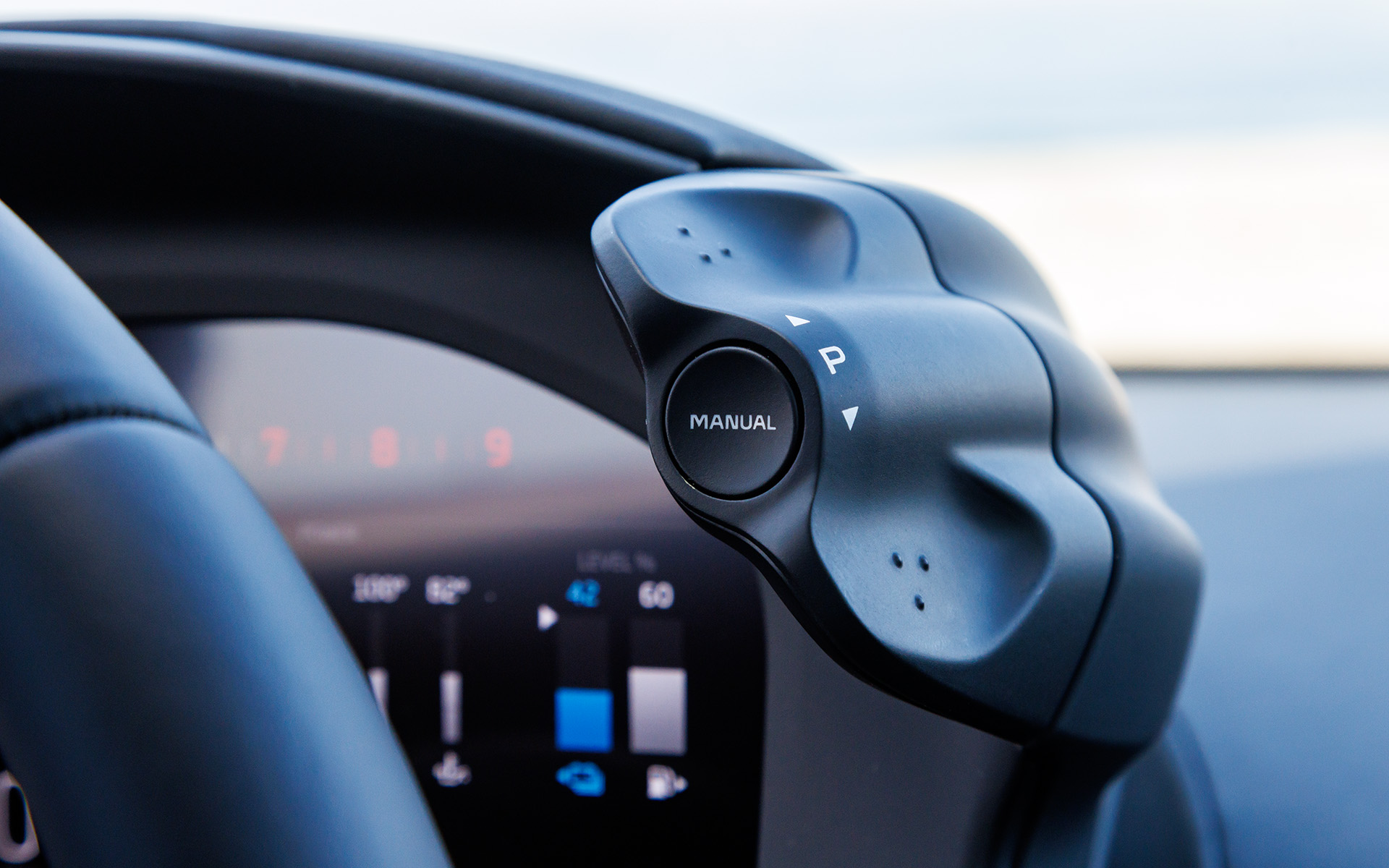 ステアリングコラムからすぐ手の届く位置にドライブモードなどを切り替えられるトグルスイッチを配置