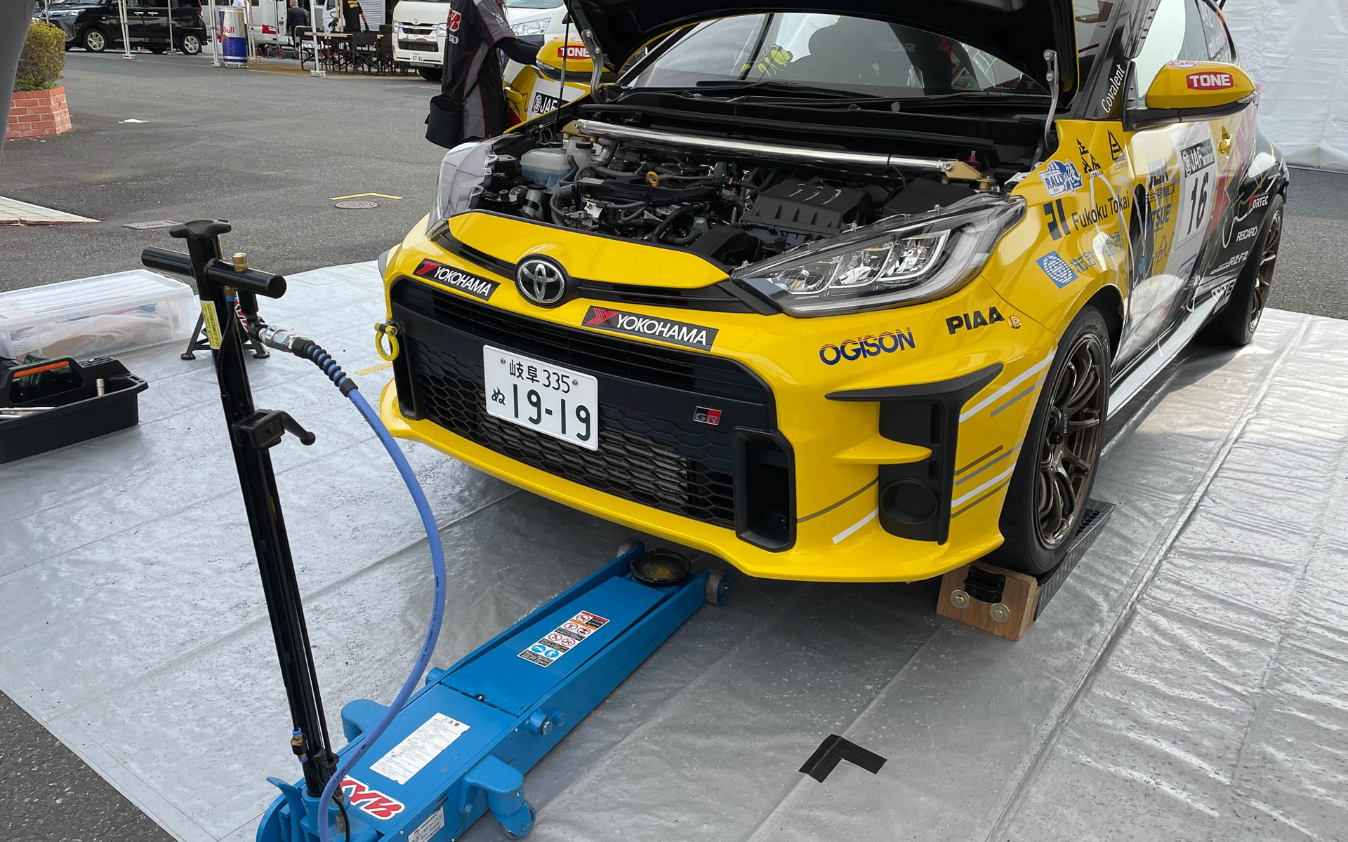 KYB Rally Teamに帯同させてもらった。サービス中のKYB号。今回は旧知の石田雅之さんがハンドルを握る。まだまだ現役で嬉しい