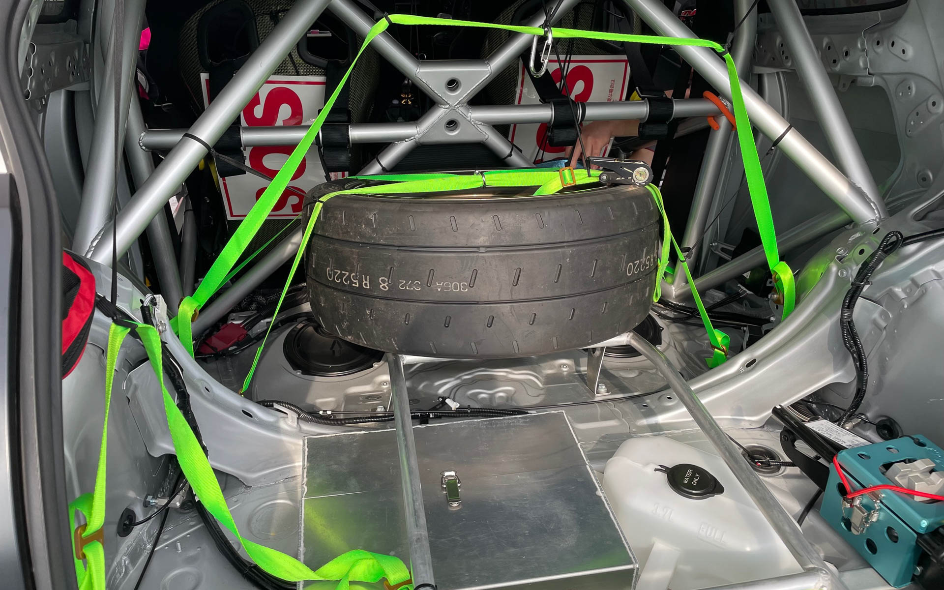 ヤリスのトランクはこんな感じ。スペアを1本積むと結構かさばるのが分かる