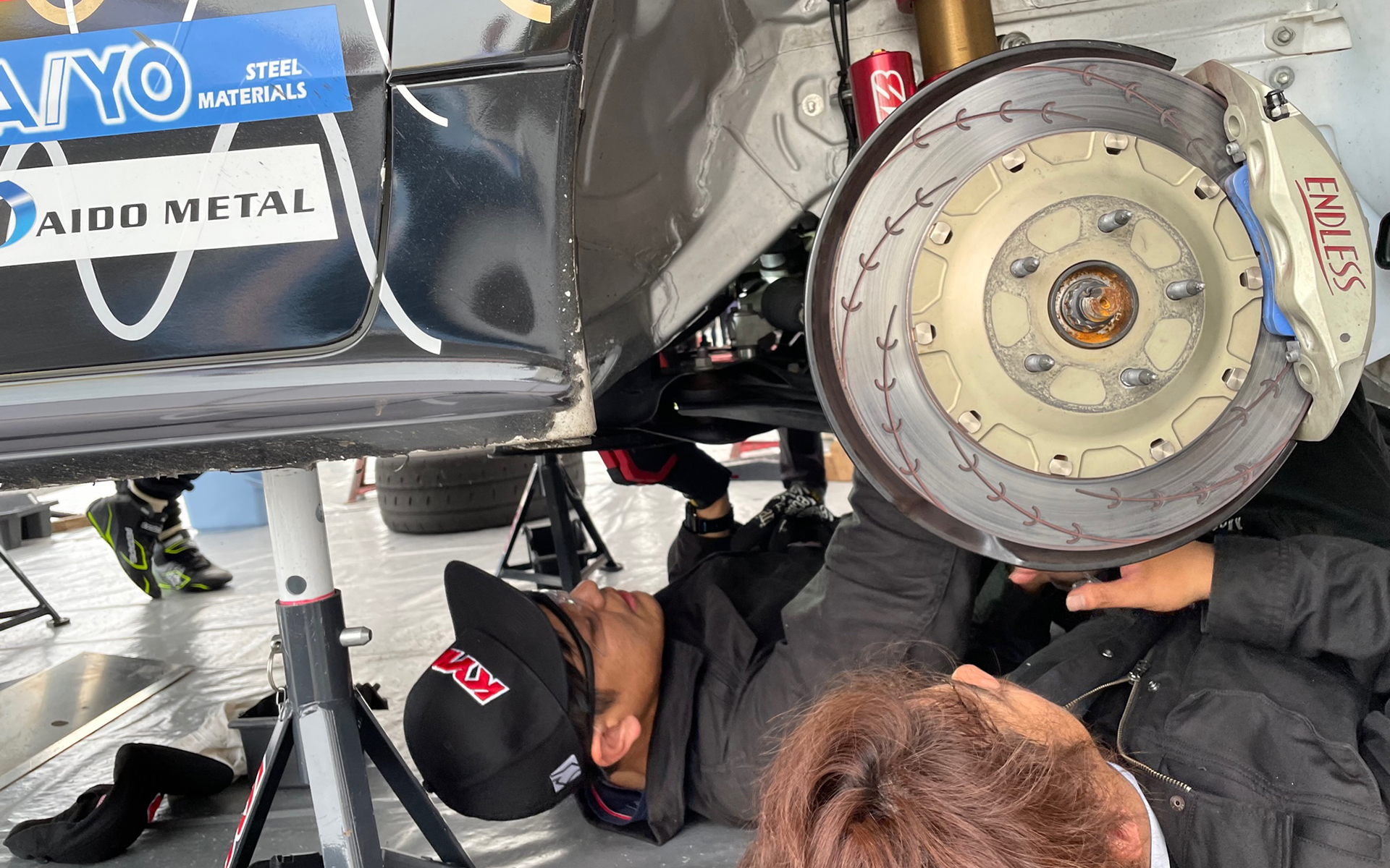 Leg1の終わりでタービン交換に入るKYBのモータースポーツ部。実戦も4戦目で動きもスムーズ