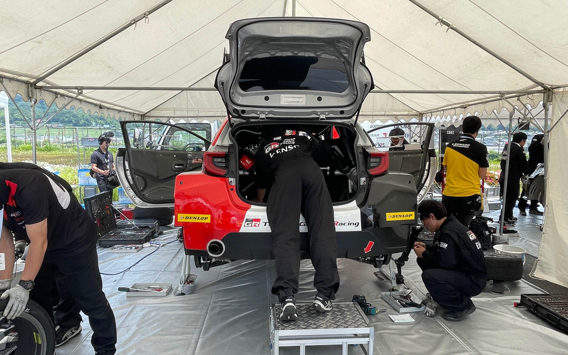 GRテントのGRヤリス ラリー2。大作業で緊迫した雰囲気。いつもにこやかな斉藤さんもさすがに話しかけにくい