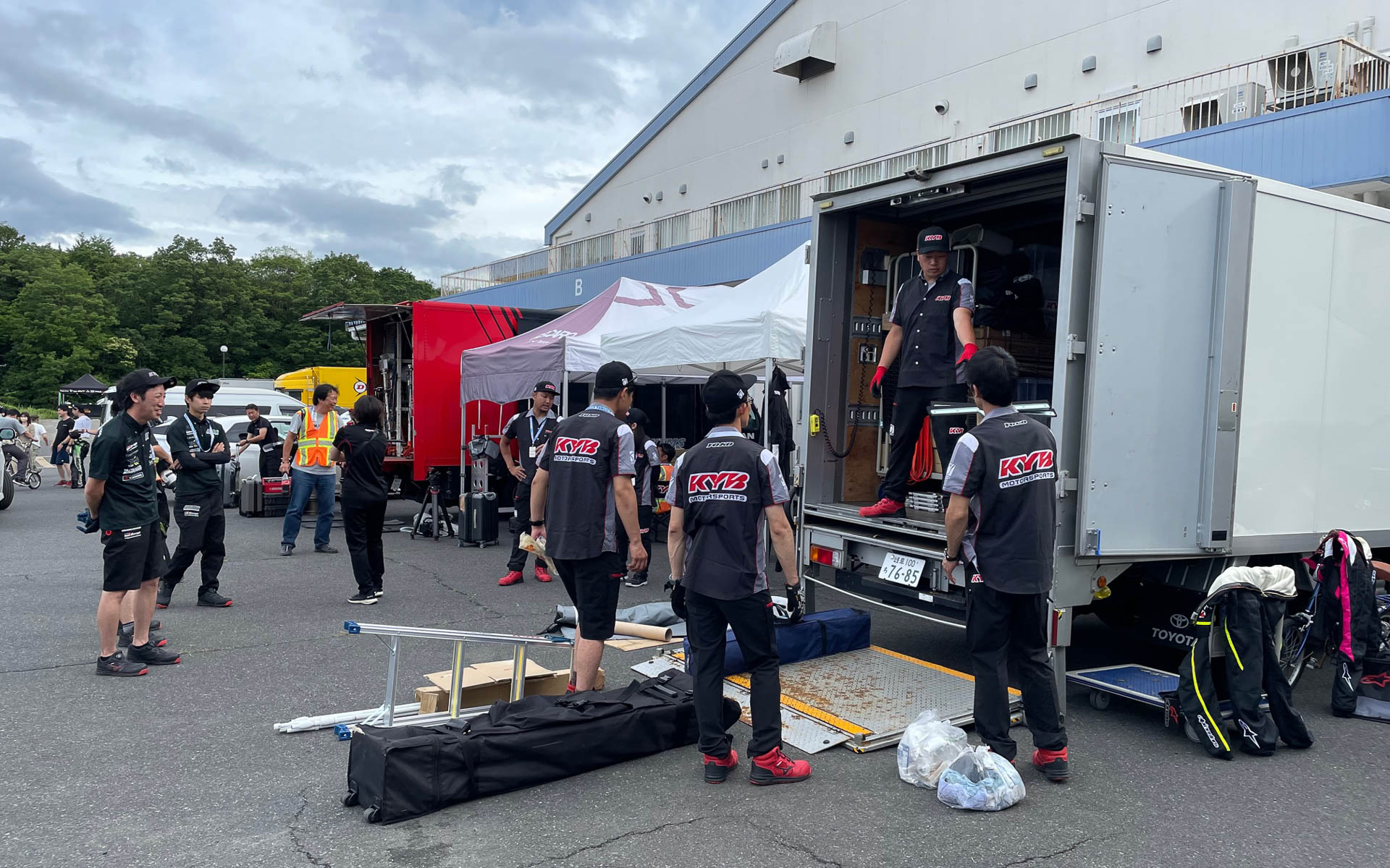 ラリーが終了して撤収作業に入る。実戦を重ねるごとに順序よく手早くなっていくもの