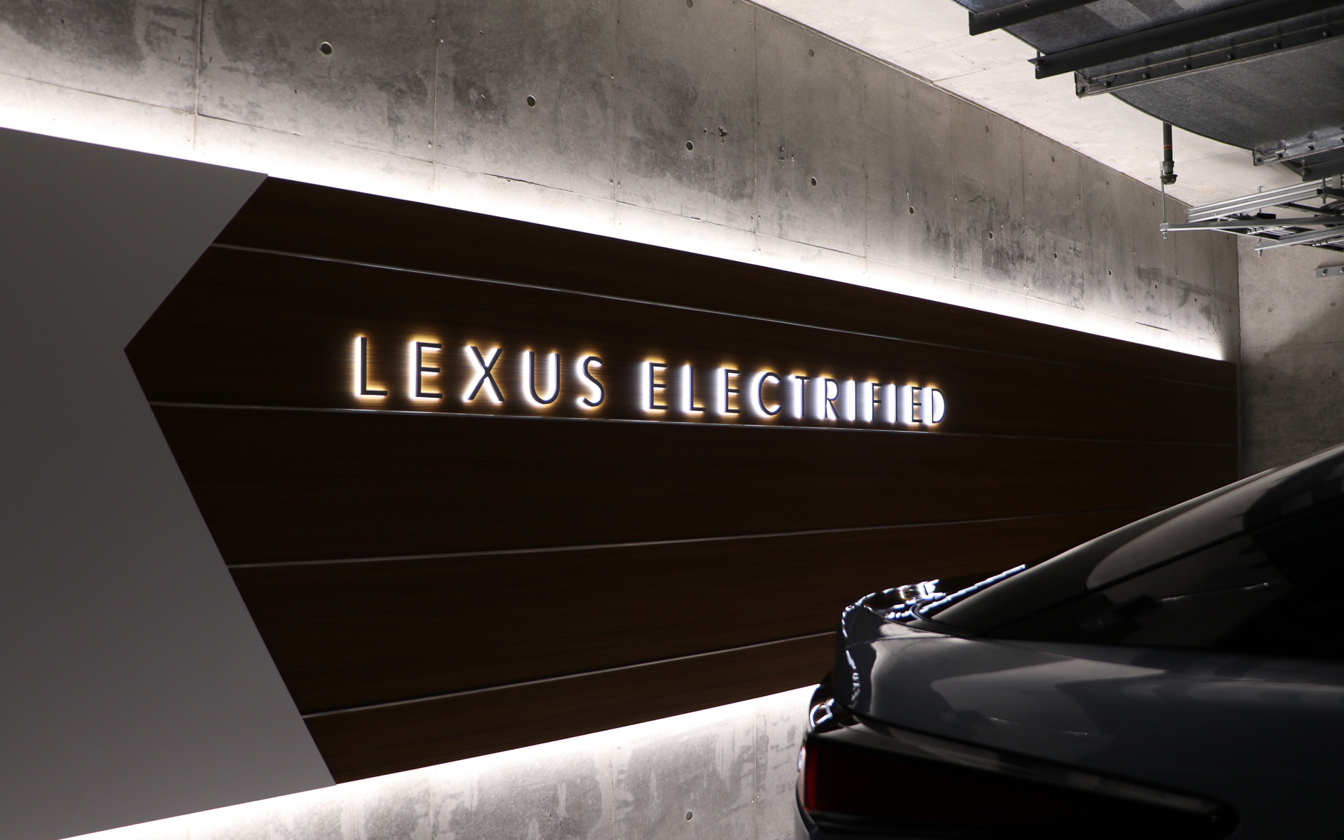 停めた車両がカッコよく見える照明の角度や、周囲とは雰囲気を変えつつも派手過ぎないデザインにするなど、細部にまでトコトンこだわったという