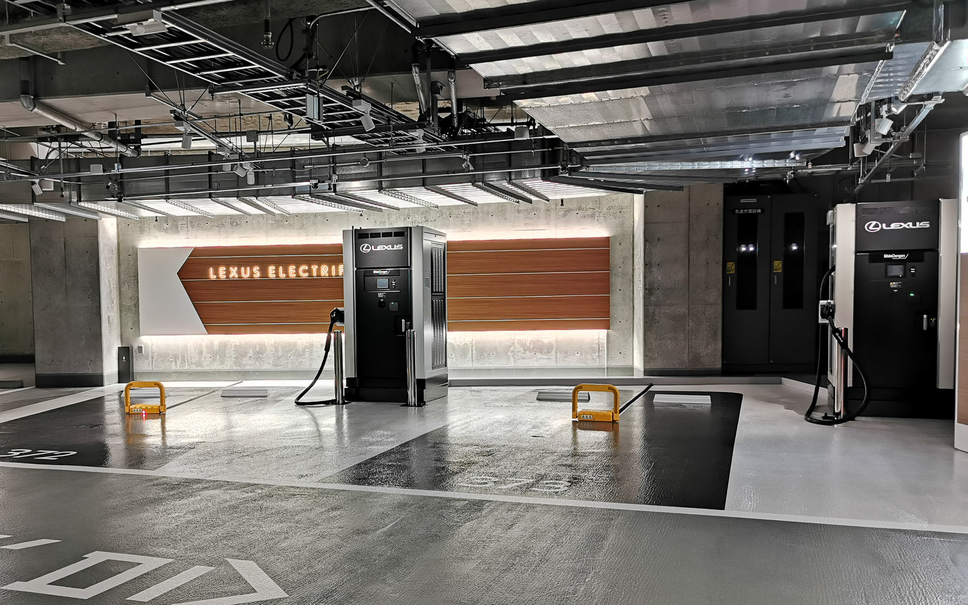 停めた車両がカッコよく見える照明の角度や、周囲とは雰囲気を変えつつも派手過ぎないデザインにするなど、細部にまでトコトンこだわったという