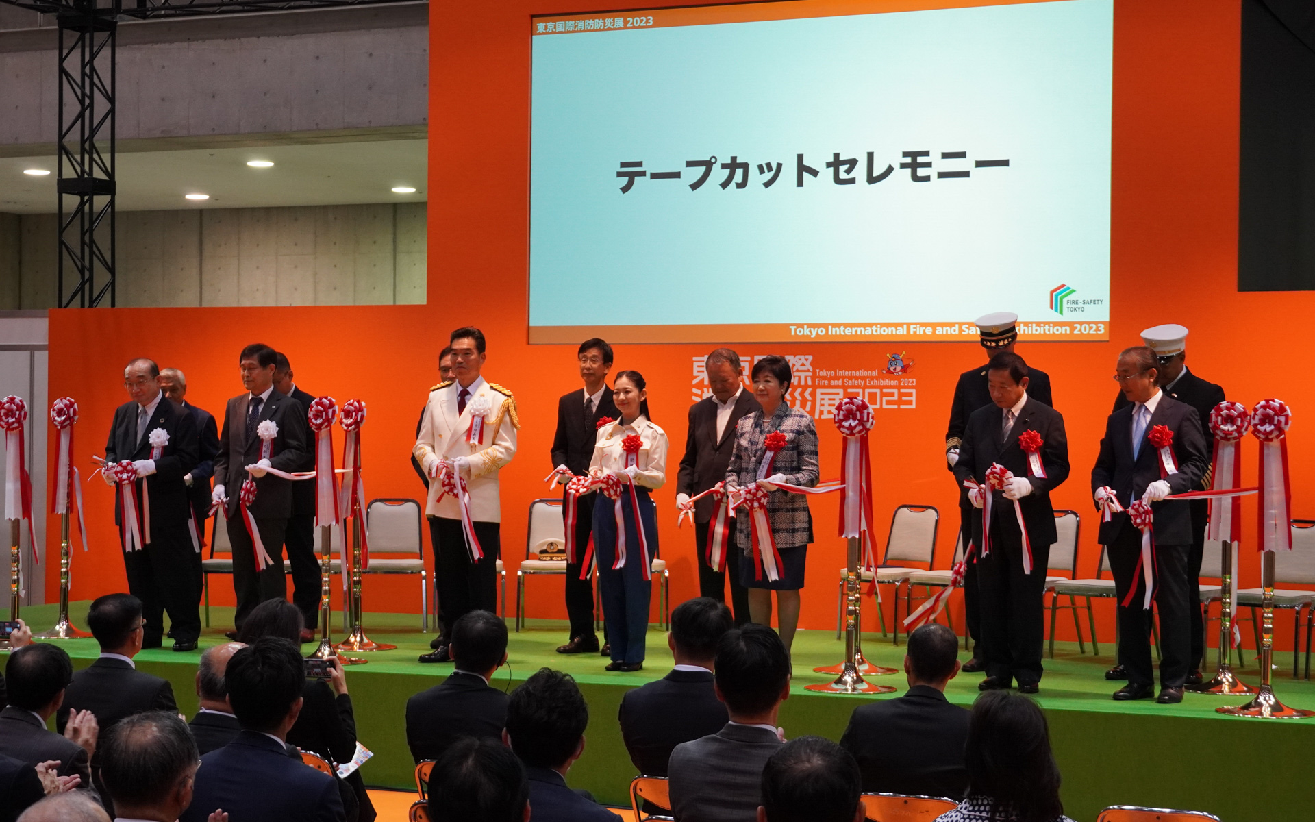 テープカットして開会した