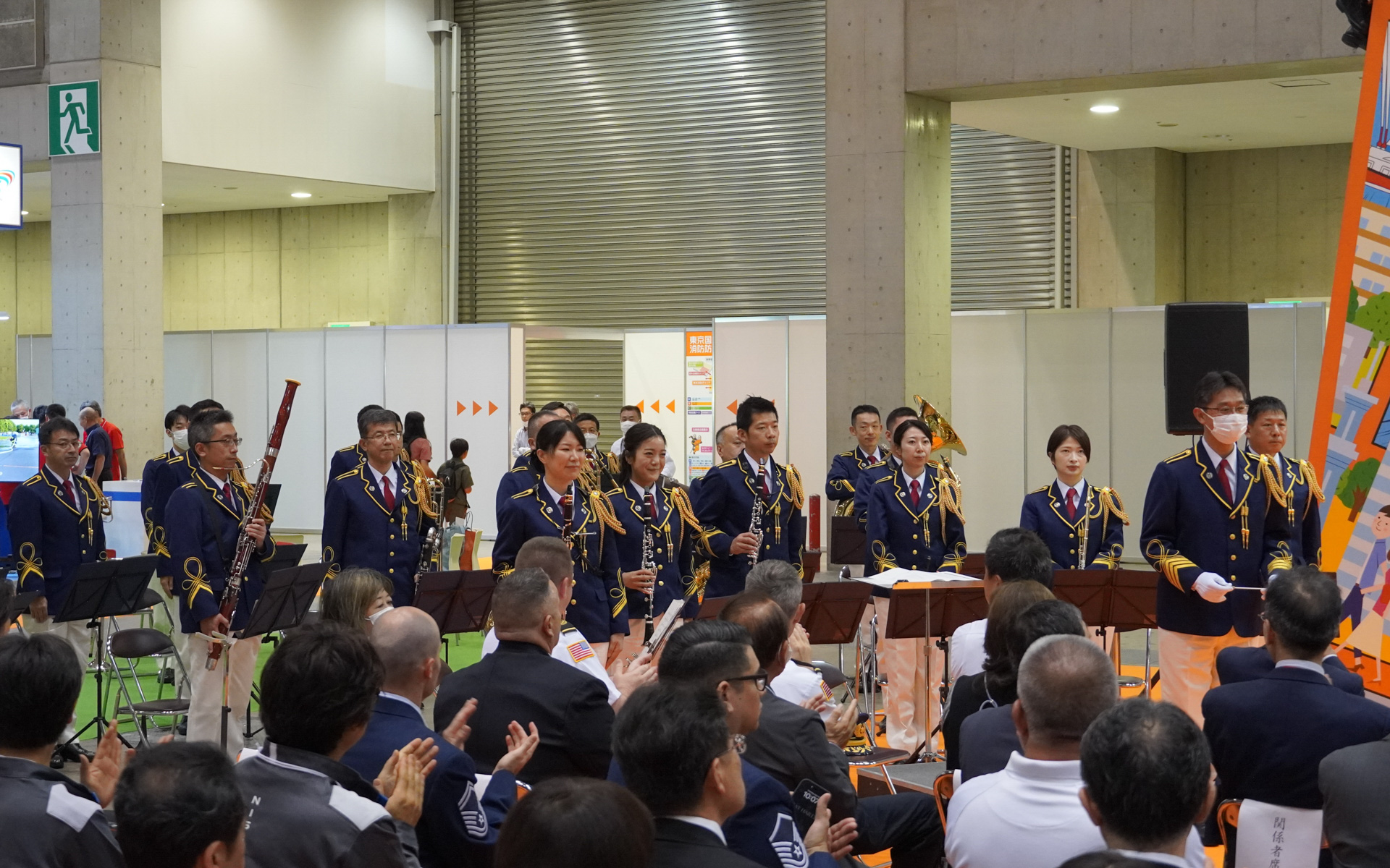 東京消防庁音楽隊とカラーガーズ隊が祝賀演奏を行なった