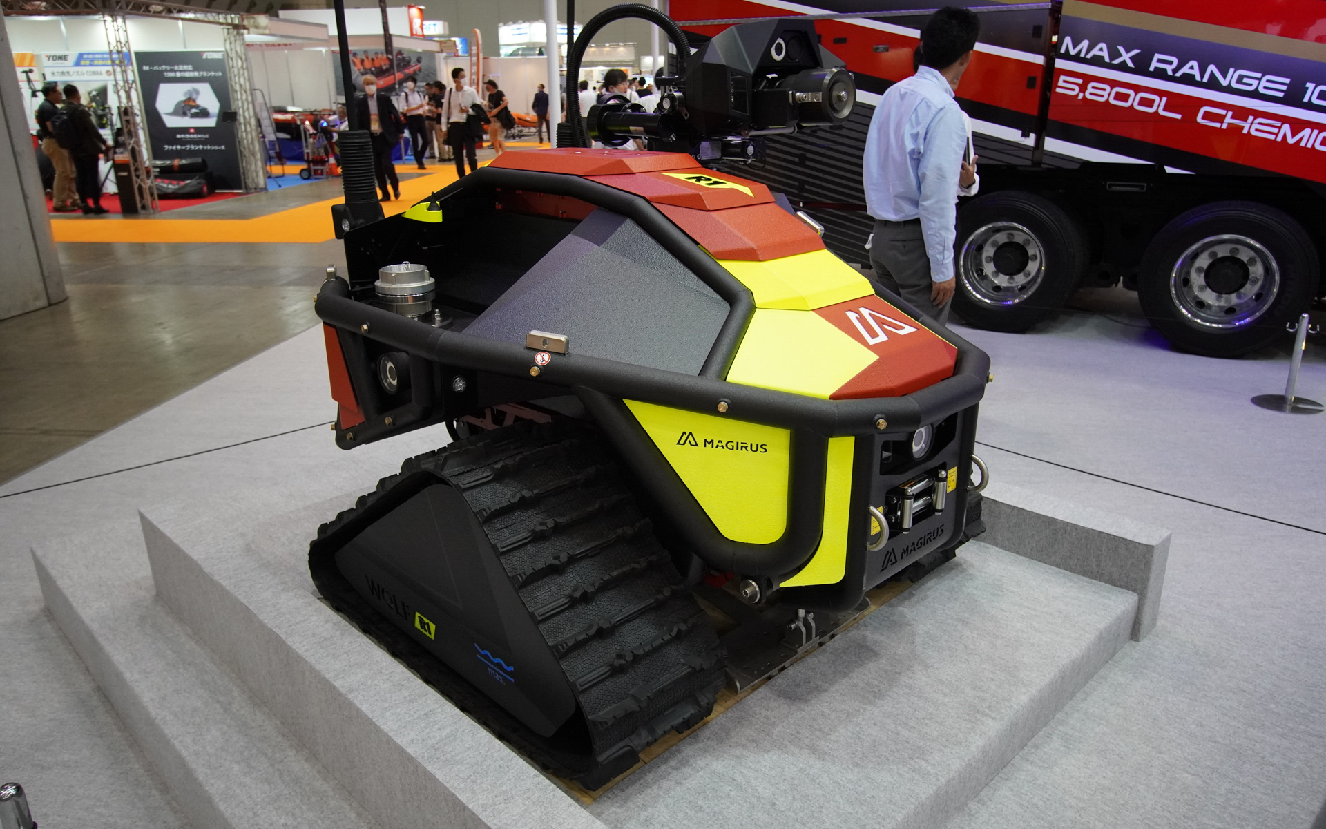 電動遠隔放水銃を装備した多目的戦術ロボット「Wolf R1」