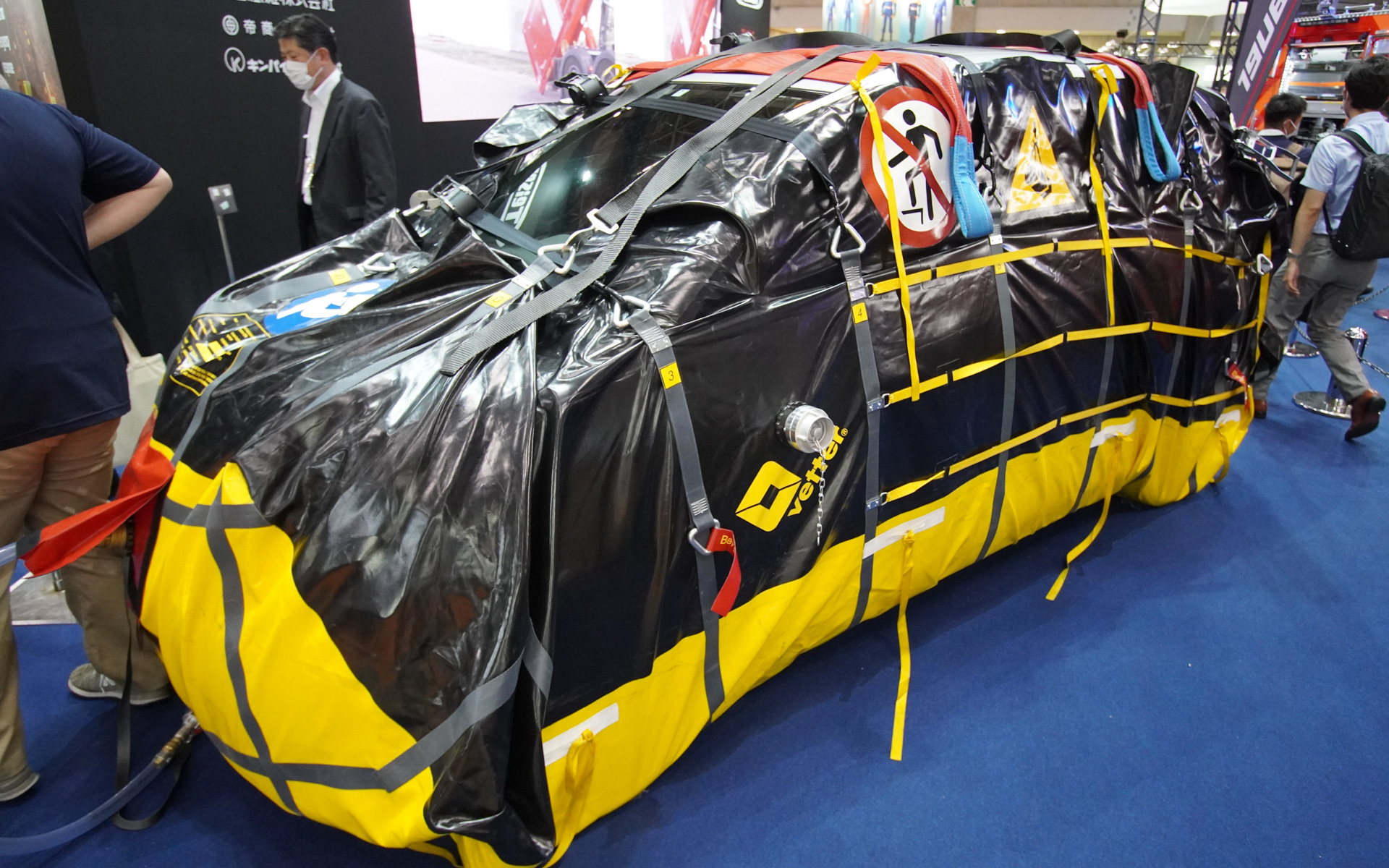 EVの火災時に使う電気自動車隔離システム。側面には注入口があり内部を冠水させることができ、そのまま吊り上げて移動することもできる