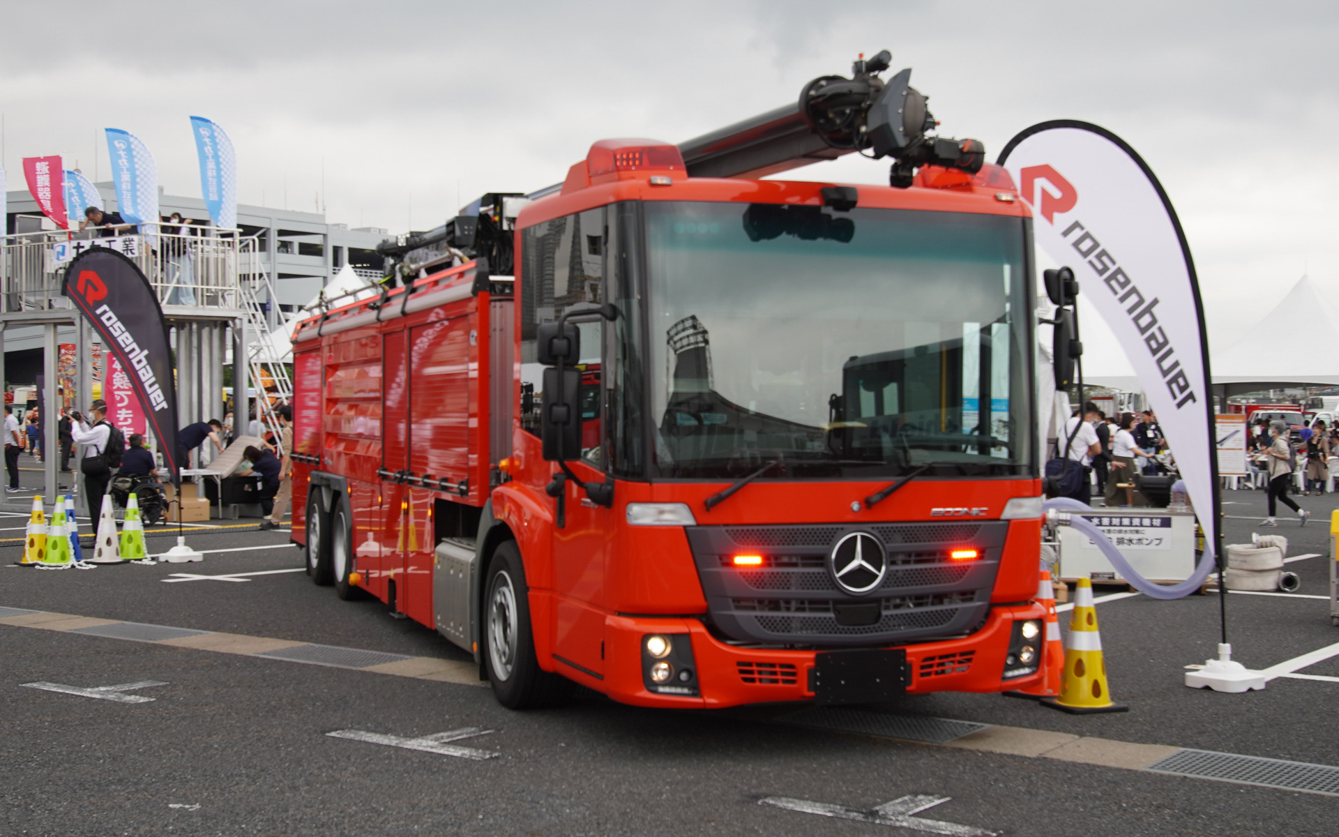屋外に展示したローゼンバウアーの消防車。シャシーはメルセデス・ベンツのエコニック