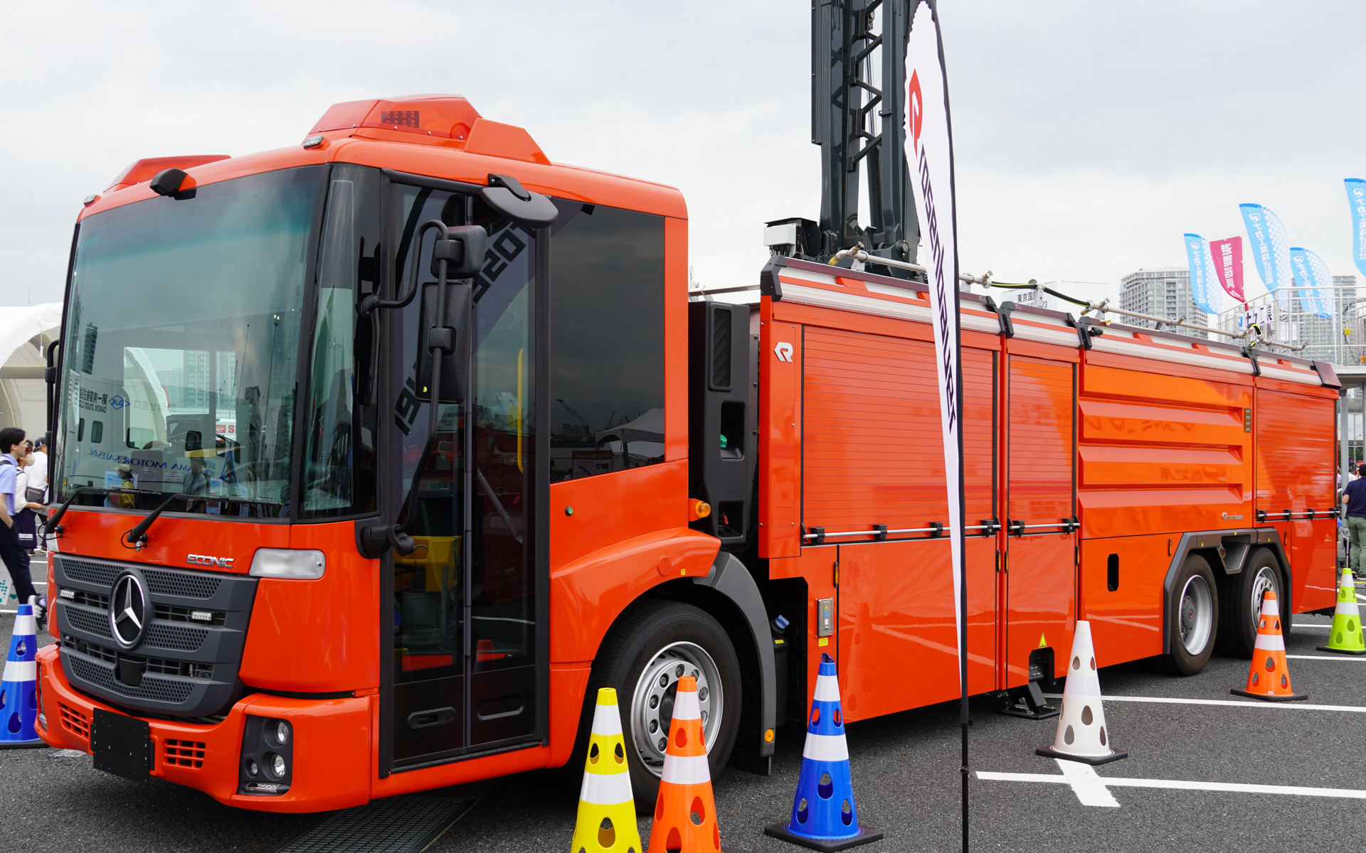 屋外に展示したローゼンバウアーの消防車。シャシーはメルセデス・ベンツのエコニック