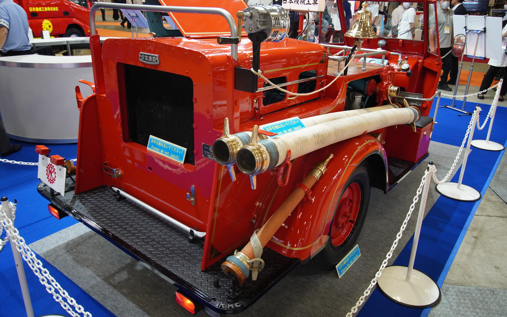 日本機械工業では、過去のオート三輪の消防車を展示