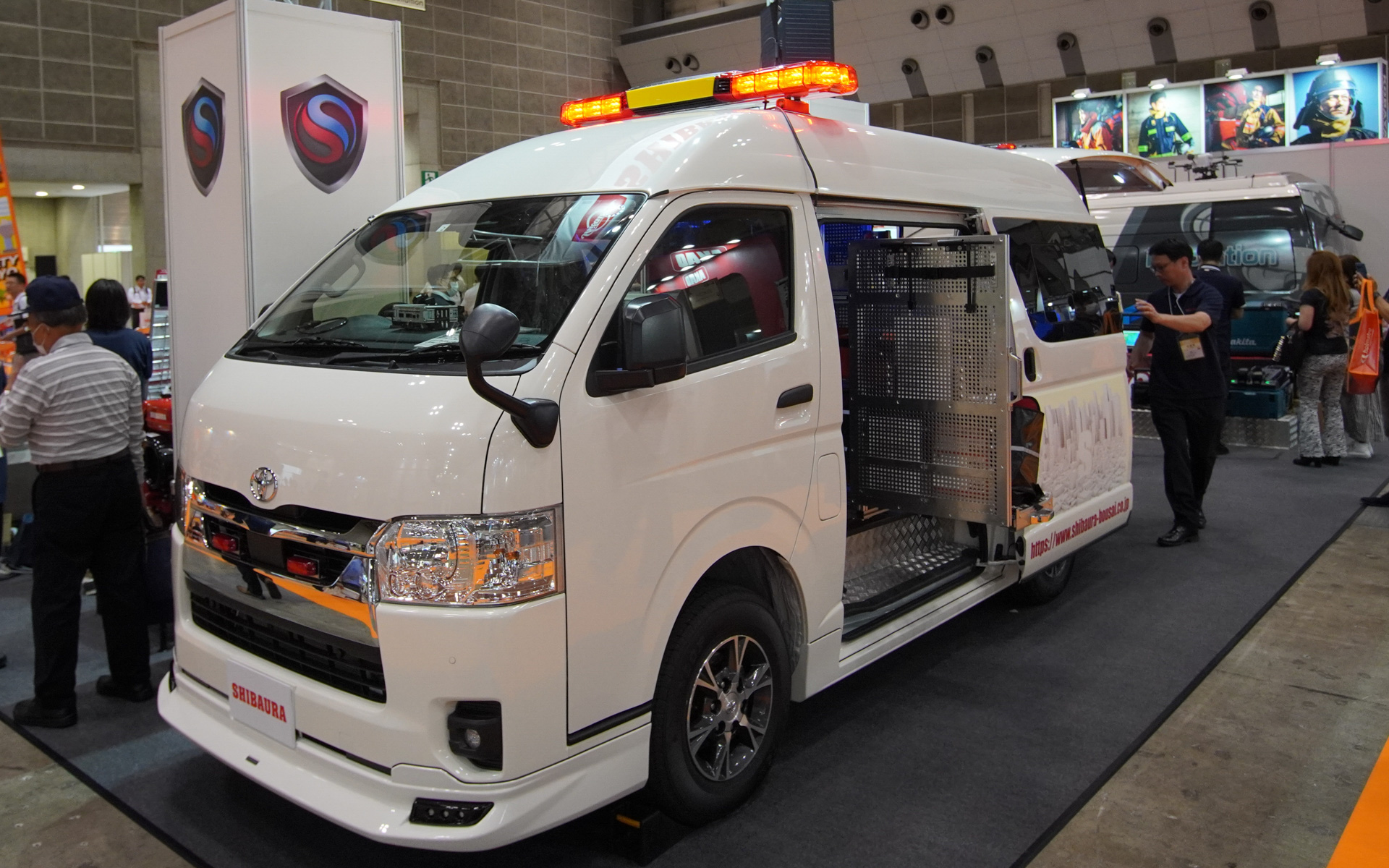 シバウラが提案する地域防災向け車両。消火、救助、災害対策を1台で済ませられる。ポンプが搭載でき、資機材の積載場所をスライドさせると後部座席の利用もでき、救助にも対応する