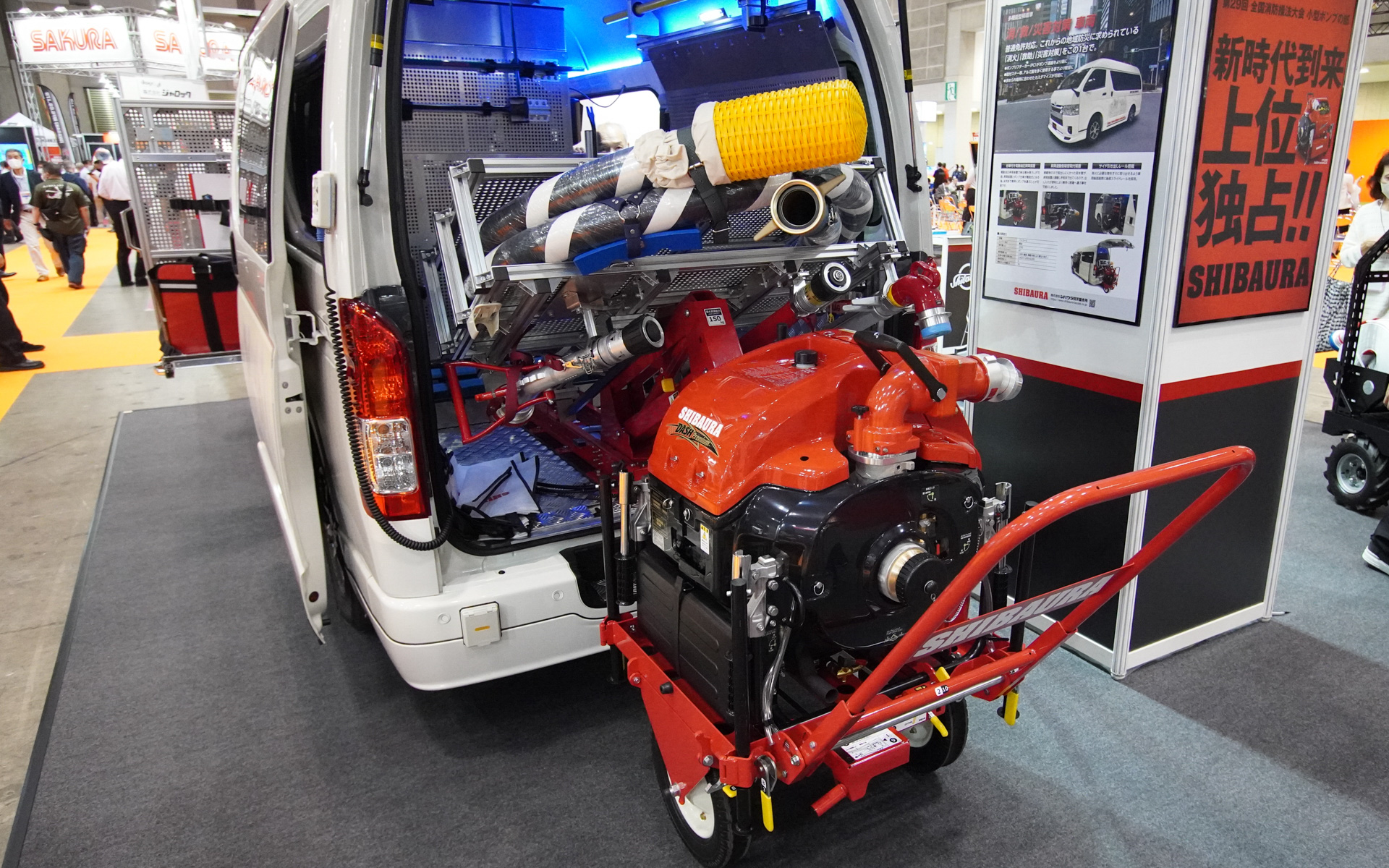 シバウラが提案する地域防災向け車両。消火、救助、災害対策を1台で済ませられる。ポンプが搭載でき、資機材の積載場所をスライドさせると後部座席の利用もでき、救助にも対応する