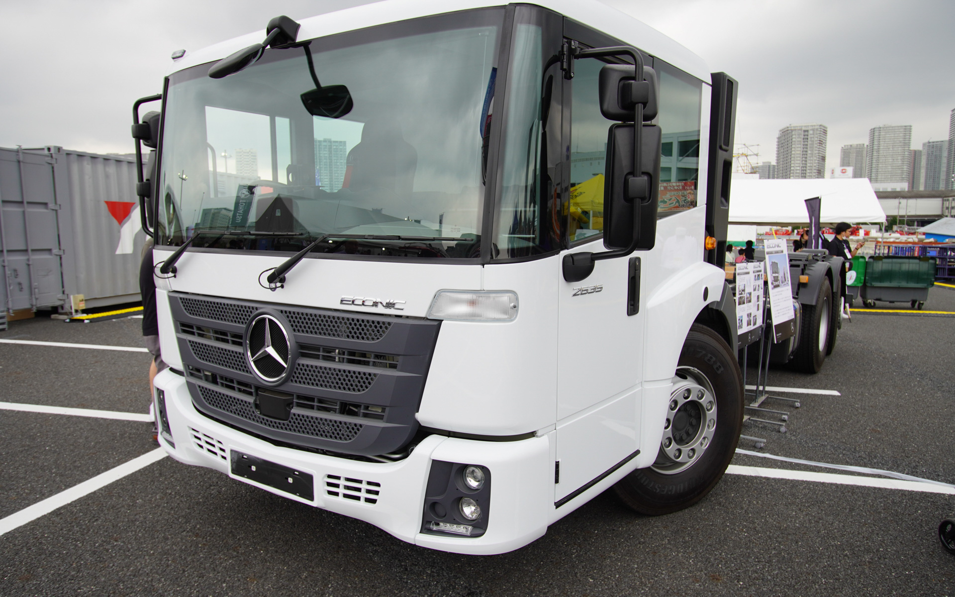 ワイエンジニアリングが出展するメルセデス・ベンツ エコニックのシャシー。3軸では最後輪の操舵ができ小回りがきく。キャブが低くはしご車としての架装もしやすく乗り降りもしやすい。Teisenが出展したローゼンバウアーの消防車のシャシーもこちら。展示はディーゼルエンジンだがEVバージョンも対応可能