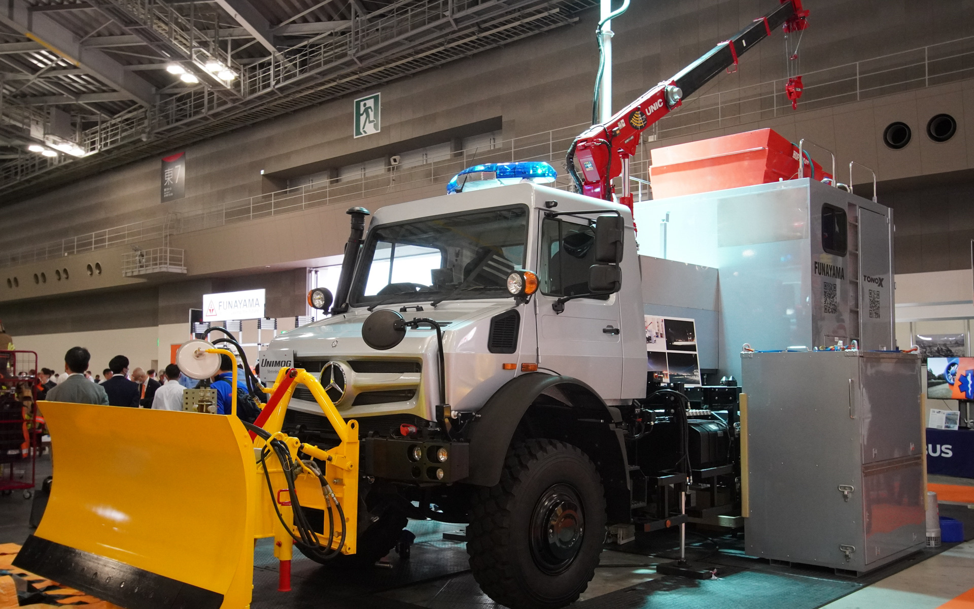 船山はメルセデス・ベンツ ウニモグを展示。エンジンから出力を取り出して発電する仕様になっている