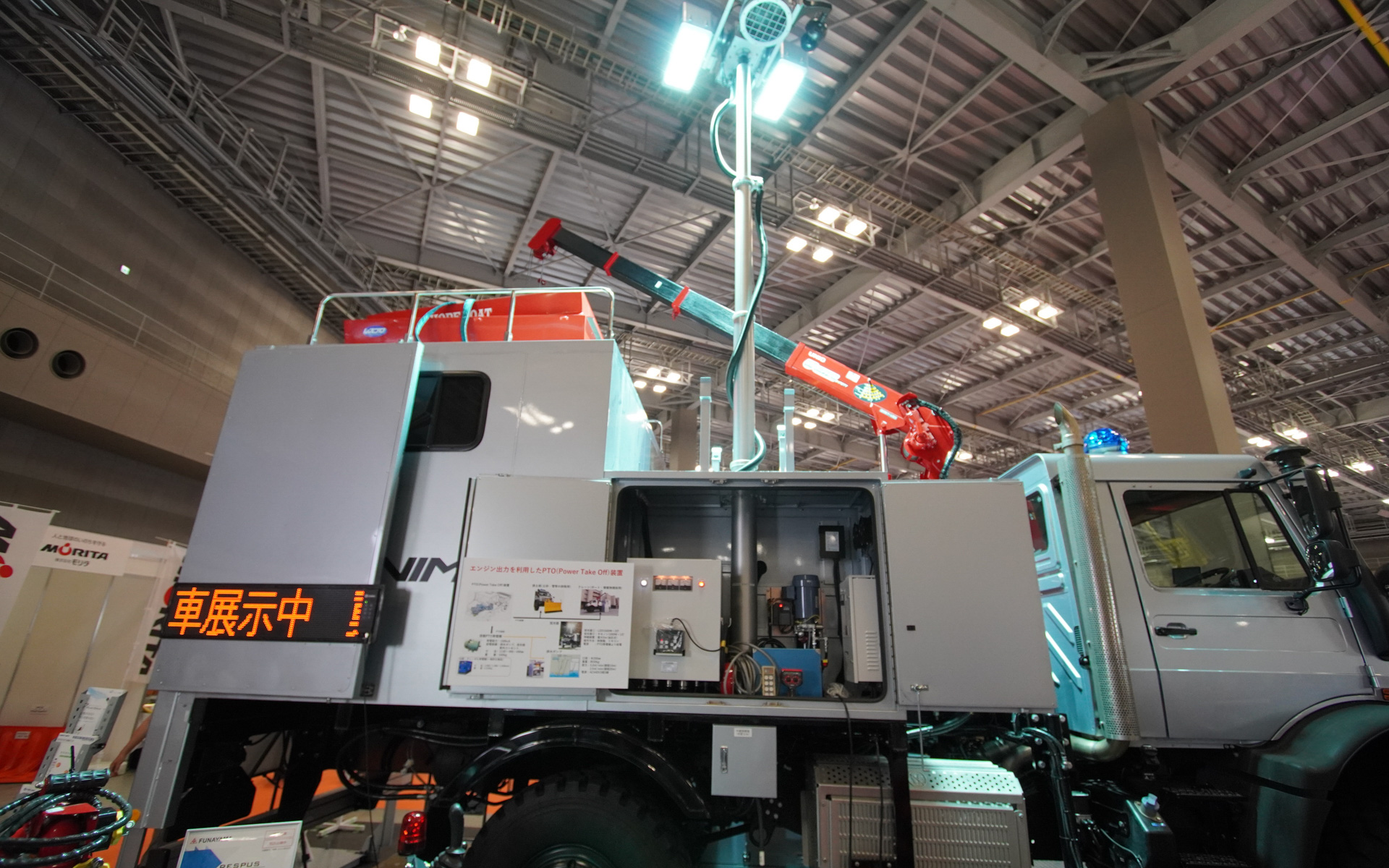 船山はメルセデス・ベンツ ウニモグを展示。エンジンから出力を取り出して発電する仕様になっている