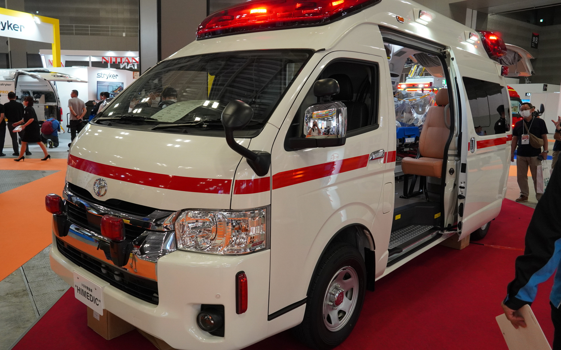 トヨタは救急車ハイメディックを展示。参考展示として「アクティブ防振架台」を装着して展示した