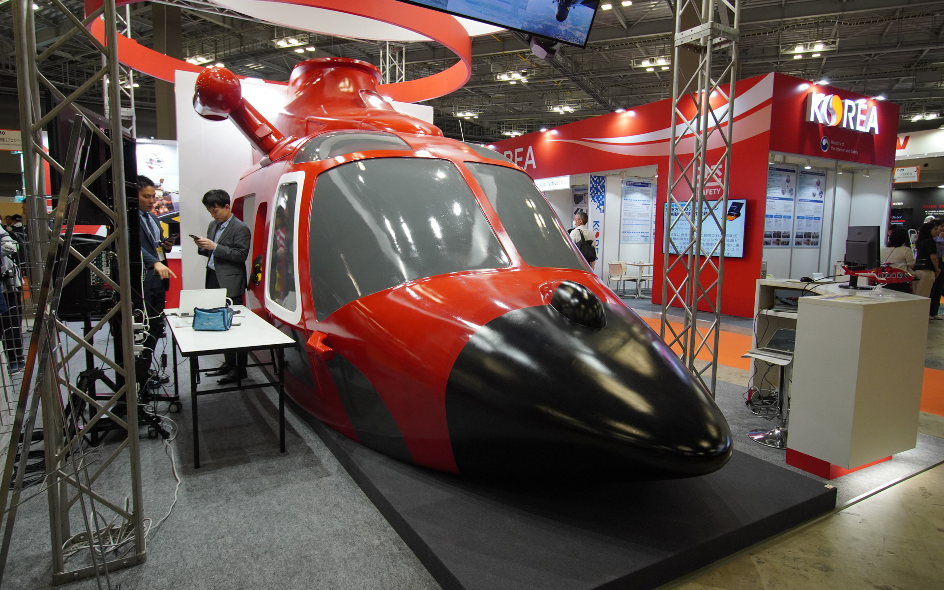 展示では三井物産エアロスペースがレオナルド社製ヘリコプター「AW139」のモックを展示、子供がヘリコプターを体験できるブースになっている