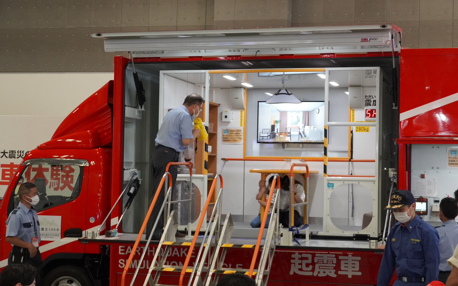 起震車も参加、地震を体験できる