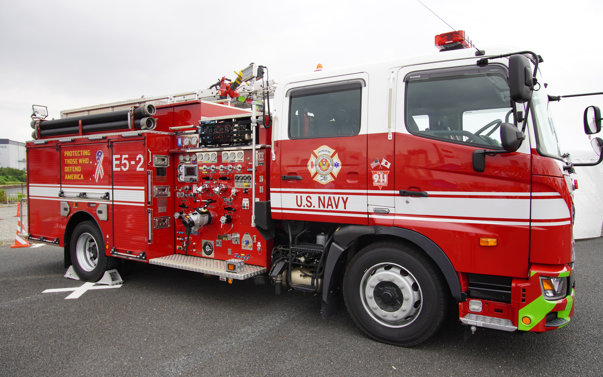 海軍の消防車。日野自動車のシャシーにモリタが架装しているて、フロントグリルには日米の国旗を模したイメージがある