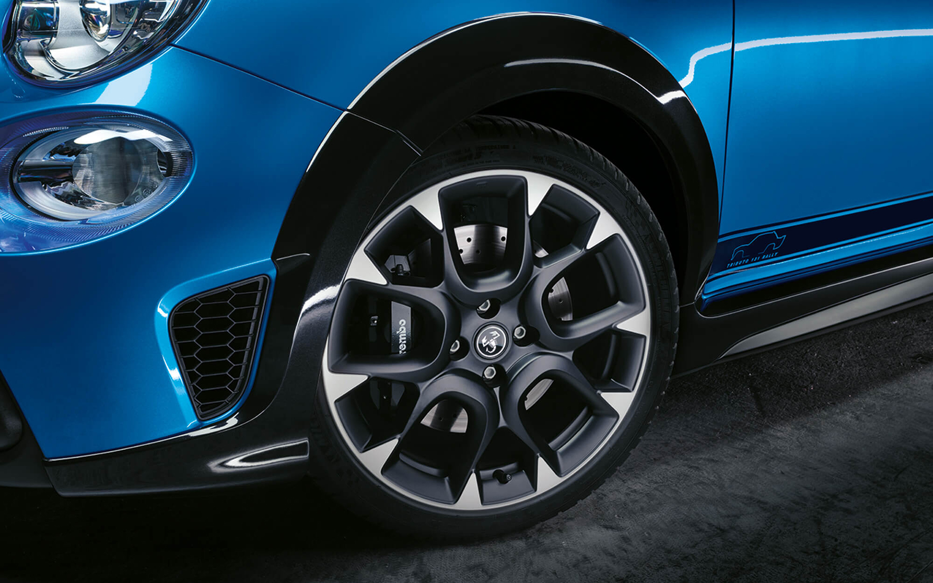 ボディカラーは「131 Rally」をイメージしたブルーを基調に、ルーフやリップスポイラー、フェンダーアーチ、サイドスカートをブラック仕上げとしたビコローレ（2トーンカラー）を採用。ボディサイズは3660×1635×1520mm（全長×全幅×全高）、ホイールベースは2300mm