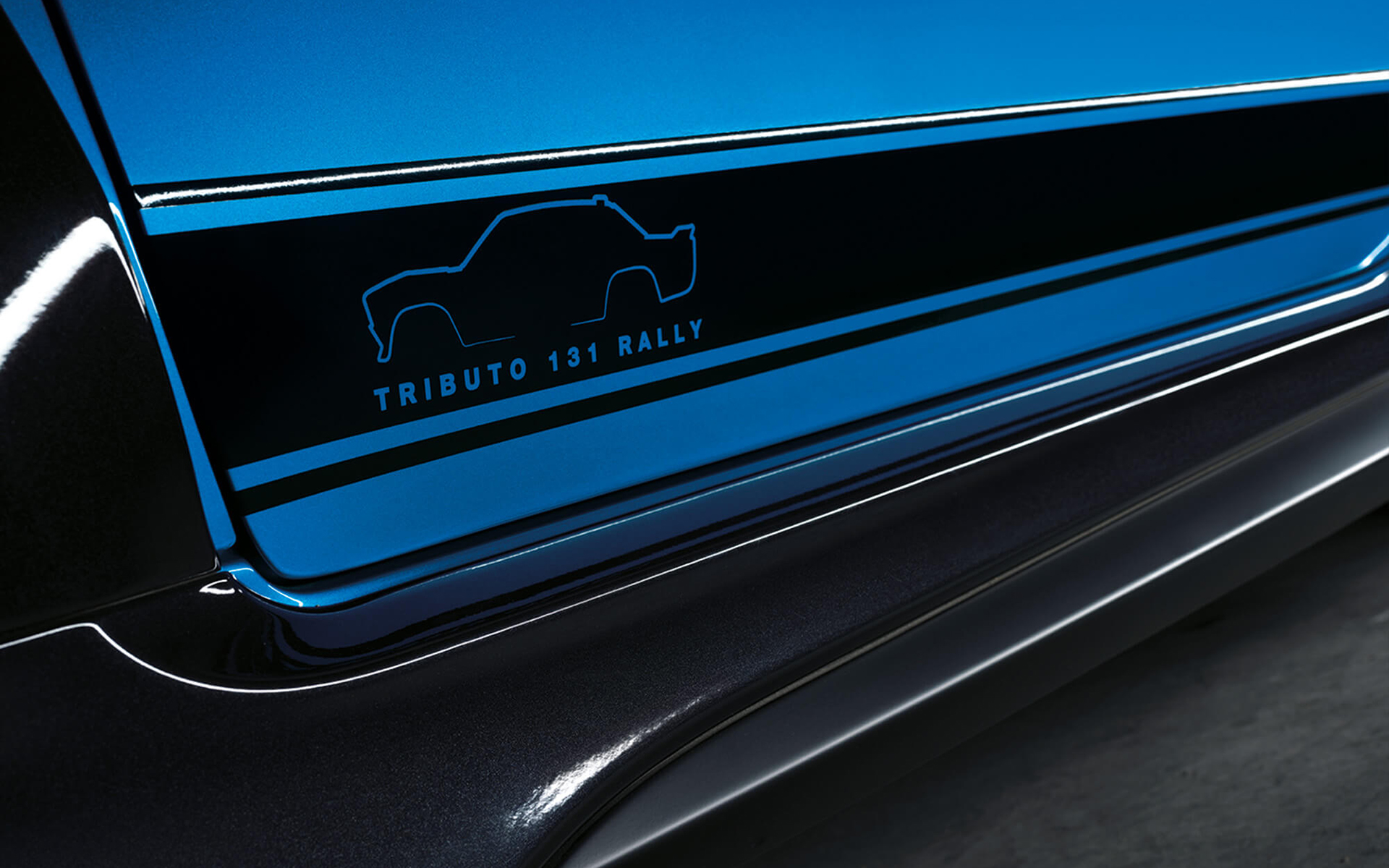 ボディカラーは「131 Rally」をイメージしたブルーを基調に、ルーフやリップスポイラー、フェンダーアーチ、サイドスカートをブラック仕上げとしたビコローレ（2トーンカラー）を採用。ボディサイズは3660×1635×1520mm（全長×全幅×全高）、ホイールベースは2300mm