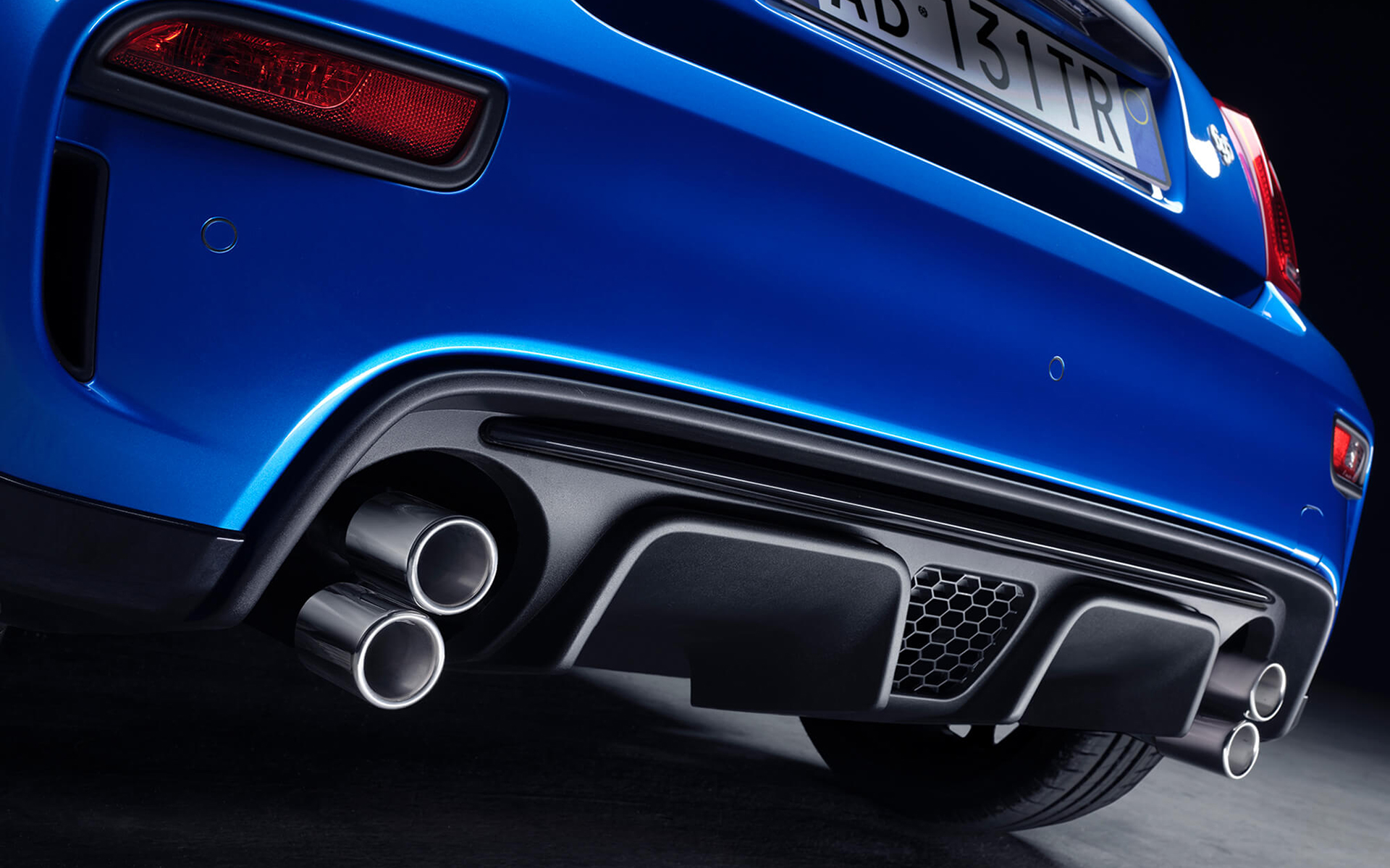 ボディカラーは「131 Rally」をイメージしたブルーを基調に、ルーフやリップスポイラー、フェンダーアーチ、サイドスカートをブラック仕上げとしたビコローレ（2トーンカラー）を採用。ボディサイズは3660×1635×1520mm（全長×全幅×全高）、ホイールベースは2300mm