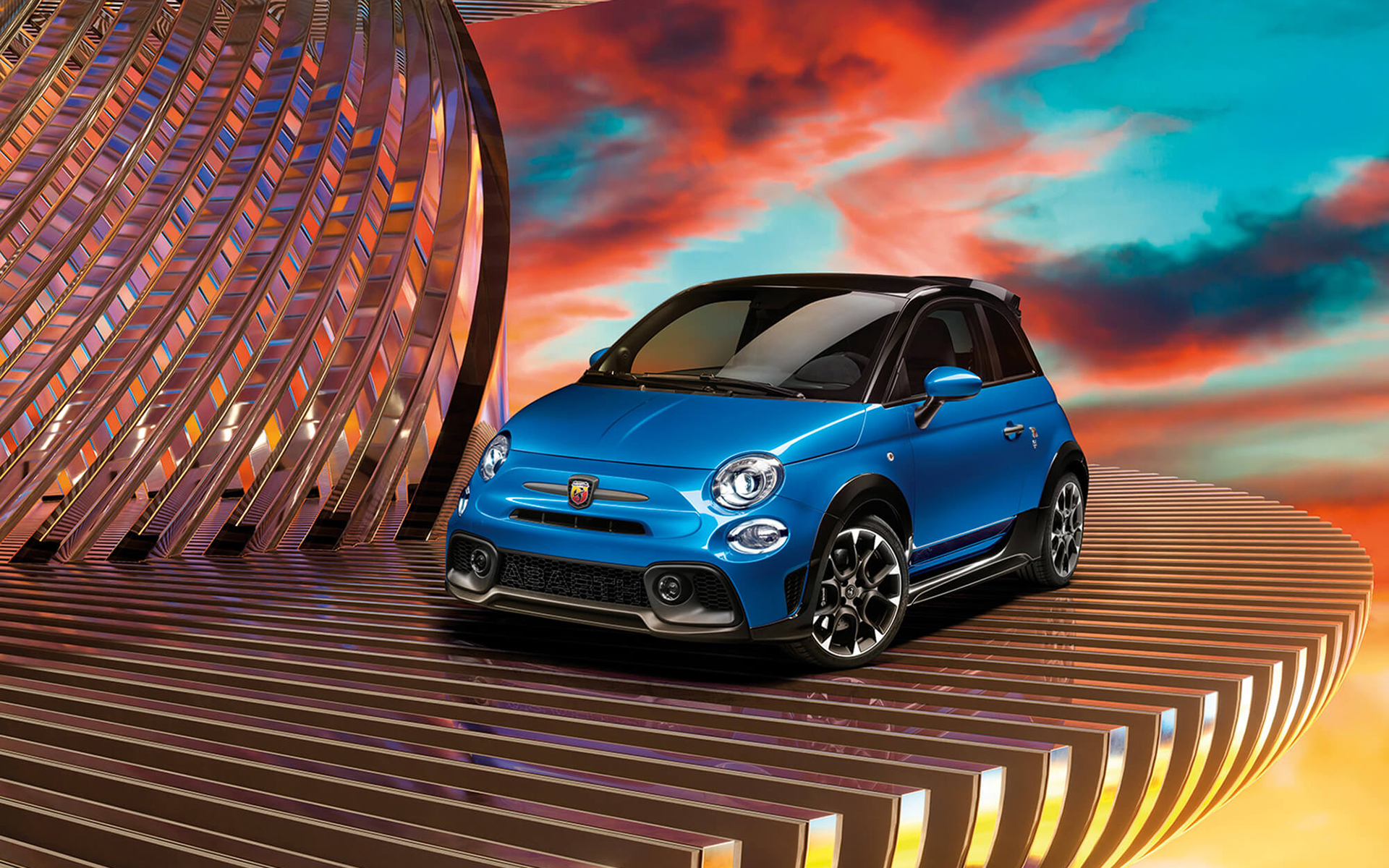 ボディカラーは「131 Rally」をイメージしたブルーを基調に、ルーフやリップスポイラー、フェンダーアーチ、サイドスカートをブラック仕上げとしたビコローレ（2トーンカラー）を採用。ボディサイズは3660×1635×1520mm（全長×全幅×全高）、ホイールベースは2300mm