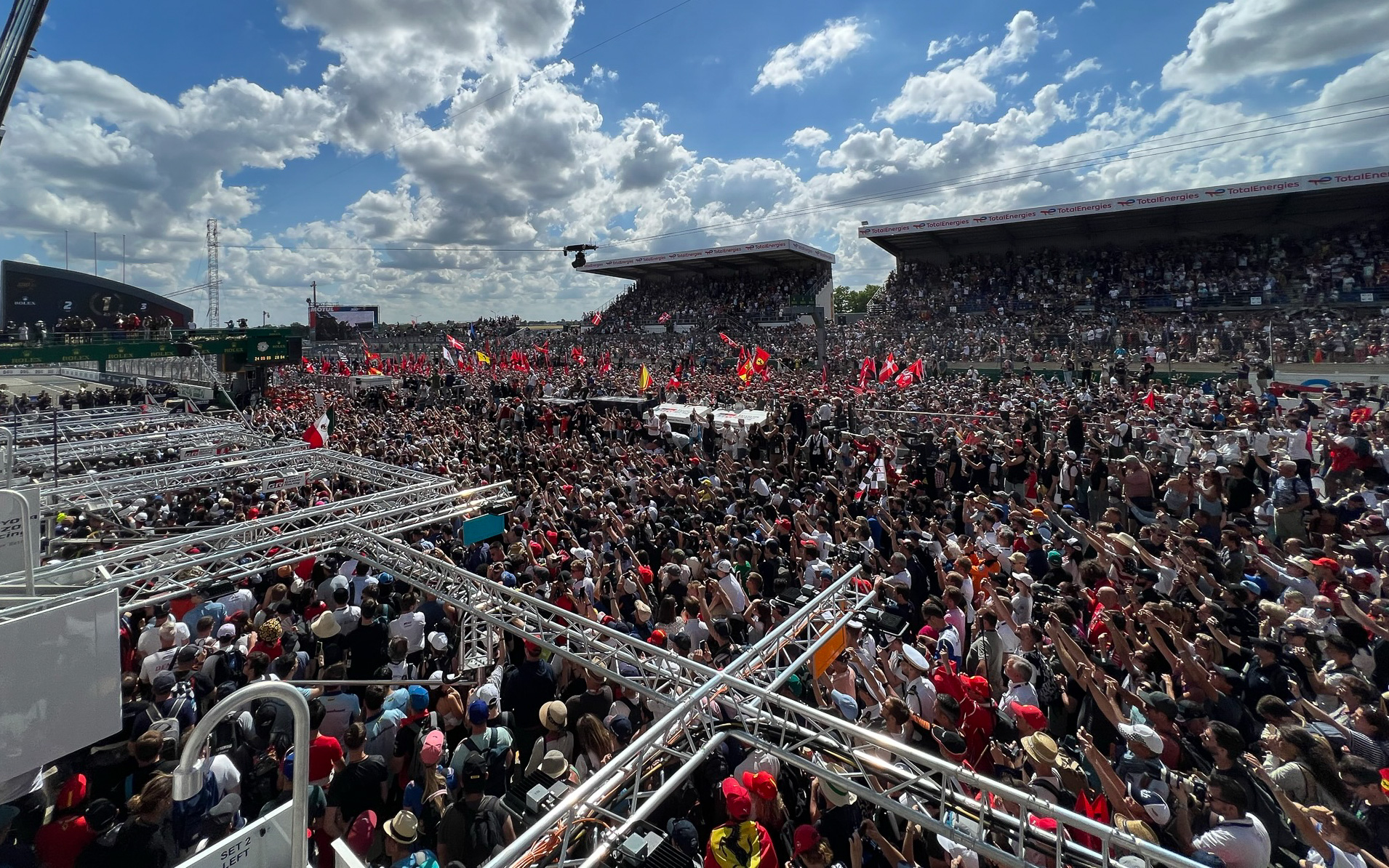 ゴール後のサーキット。フェラーリの旗も、GRの旗も多く振られていた
