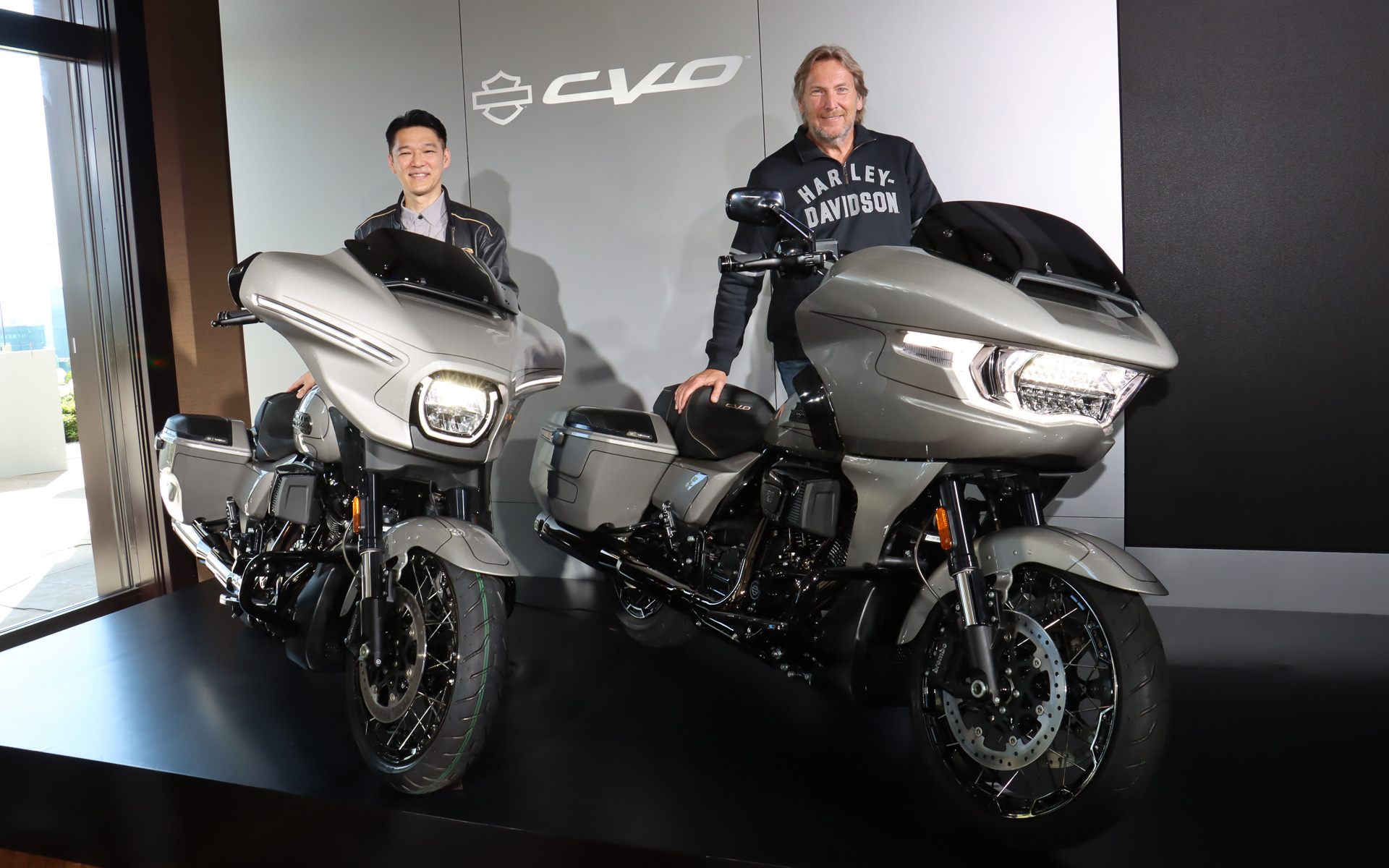 日本初公開された新型CVOの2モデルと並んで笑顔を見せる、ハーレーダビッドソン ジャパン 代表取締役 野田一夫氏（左）と米ハーレーダビッドソン CEO ヨッヘン・ツァイツ氏（右）