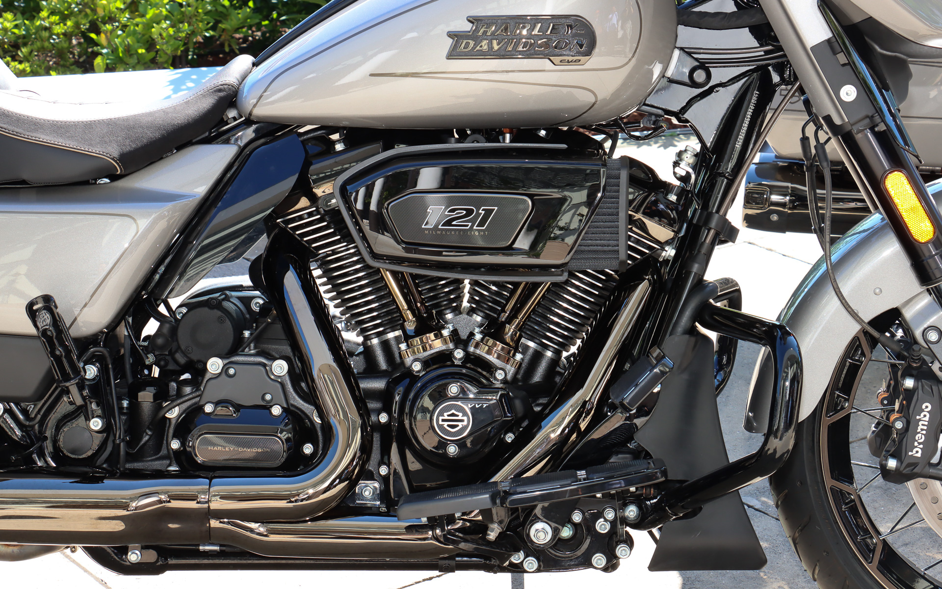 Milwaukee-Eight VVT 121エンジンは最高出力86kW（115HP）/5020rpm、最大トルク183Nm/3500rpmを発生。エンジンには可変バルブタイミングのVVTを備え、パワーバンドを広げたほか燃費向上にも寄与する