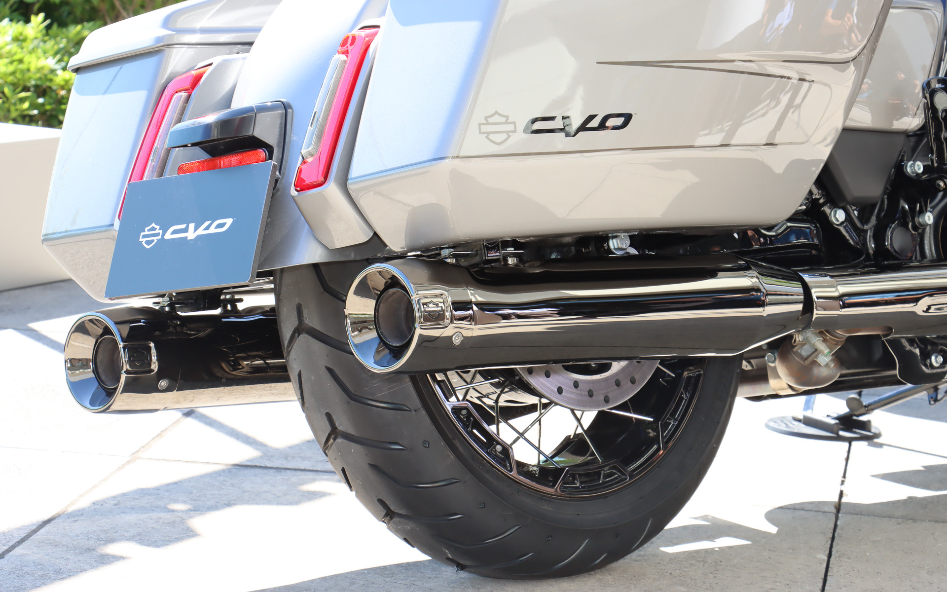 ブレンボ製の4ピストンキャリパーを前後タイヤに採用。ディスク径はフロントが320mm、リアが300mmとなる