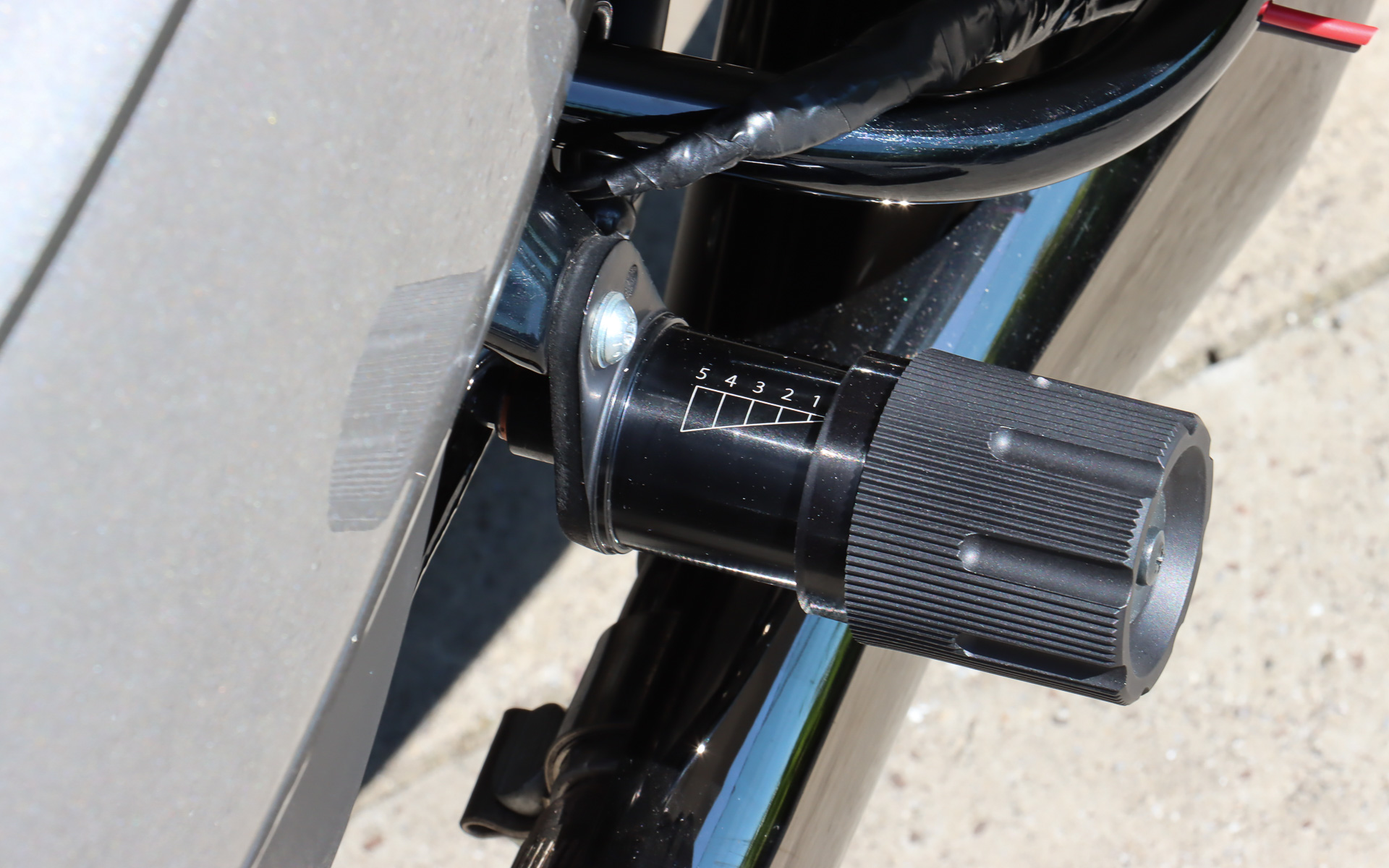 先代モデルからトラベル量を50％アップさせた新開発のリモートアジャスタブルショックをリアサスペンションに採用