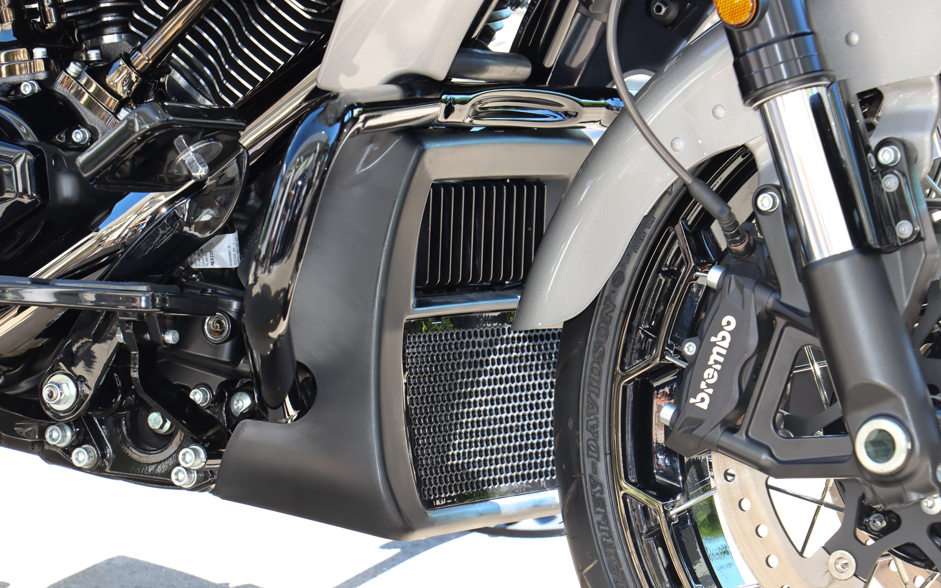 フロントタイヤの後方に配置したラジエータを使い、パフォーマンスと快適性、耐久性を高める新しいクーリングシステムを採用