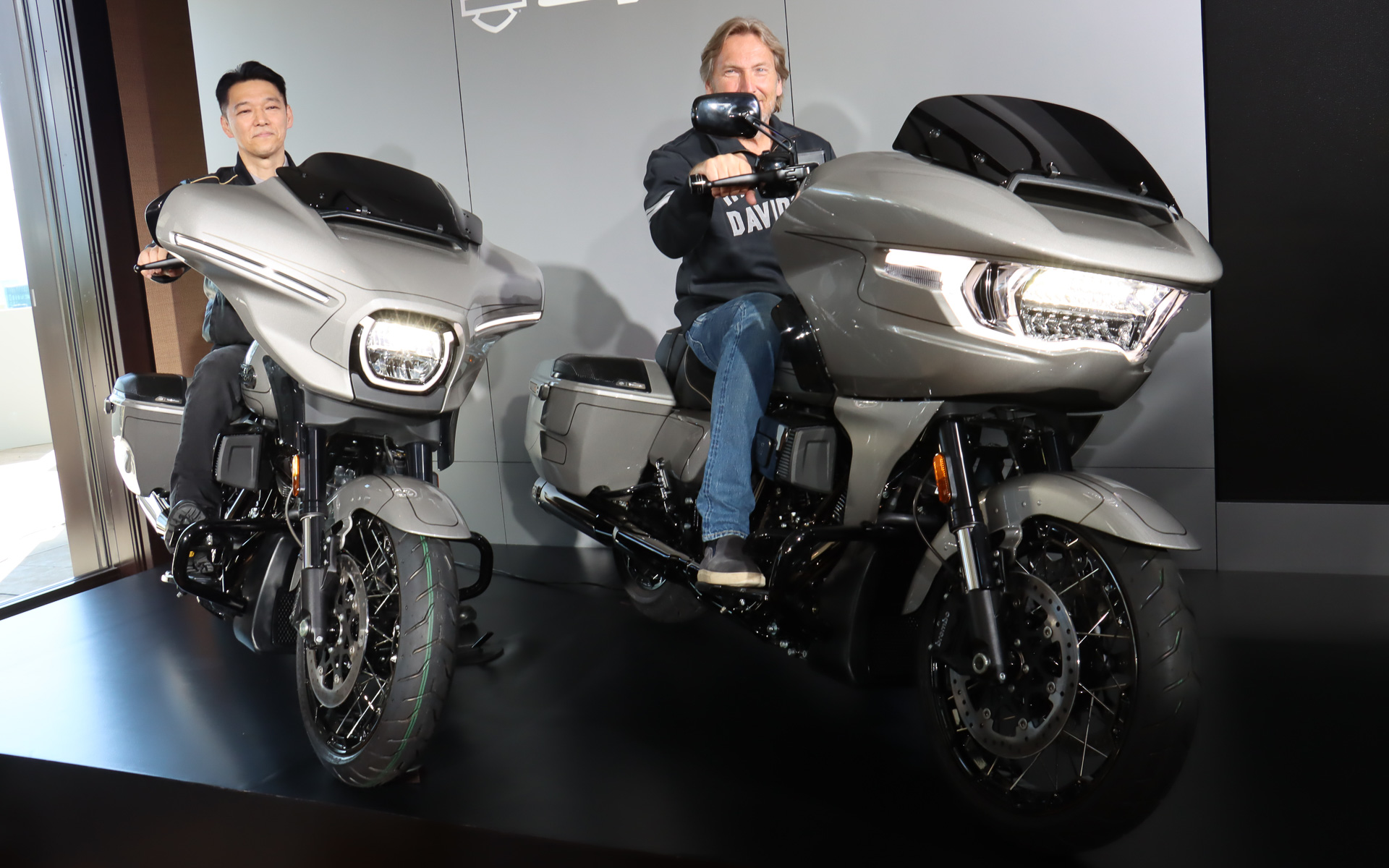 フォトセッションでは野田氏とツァイツ氏が新型CVOにまたがるシーンも披露された