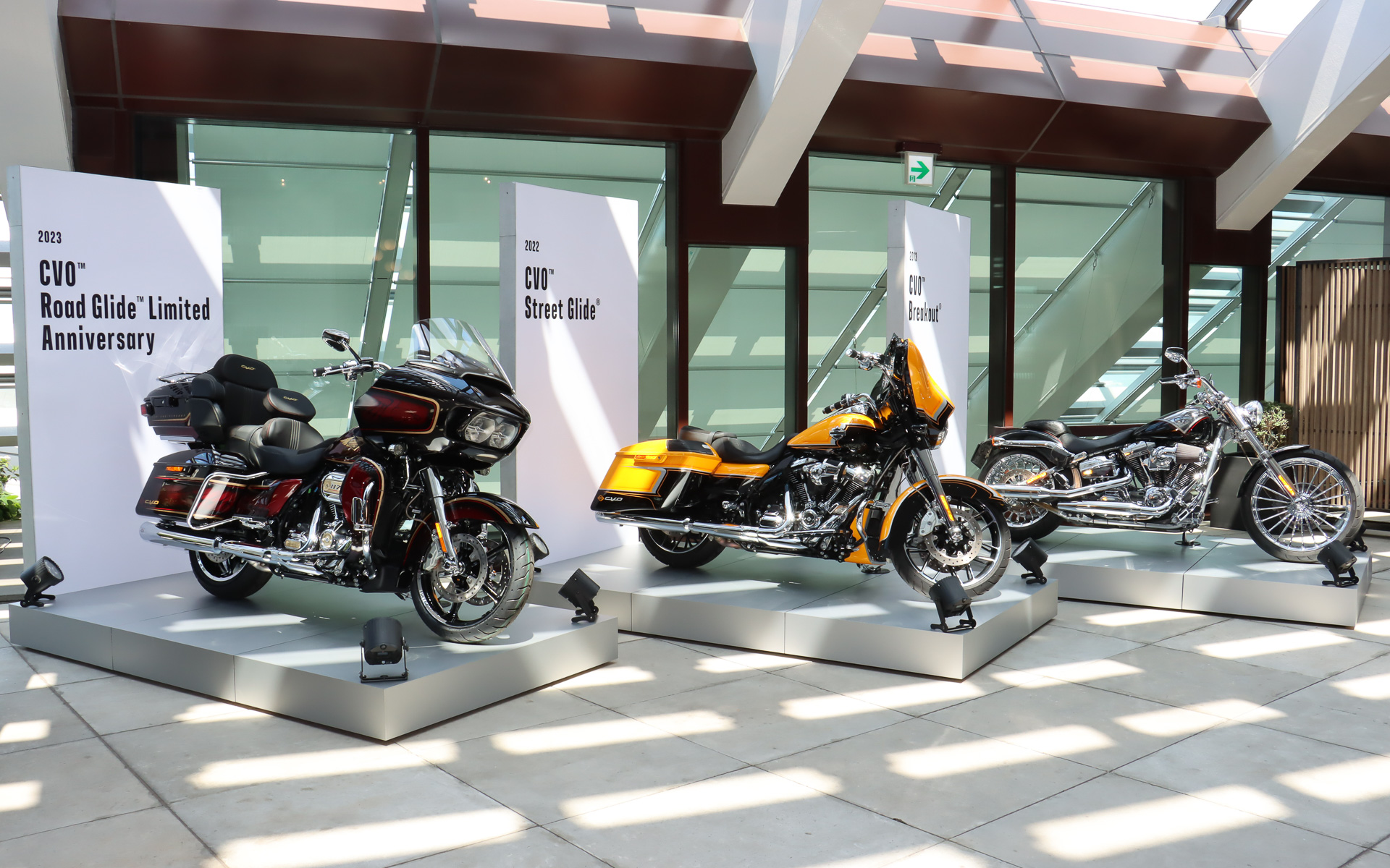 発表会の会場では歴代CVOモデルも展示