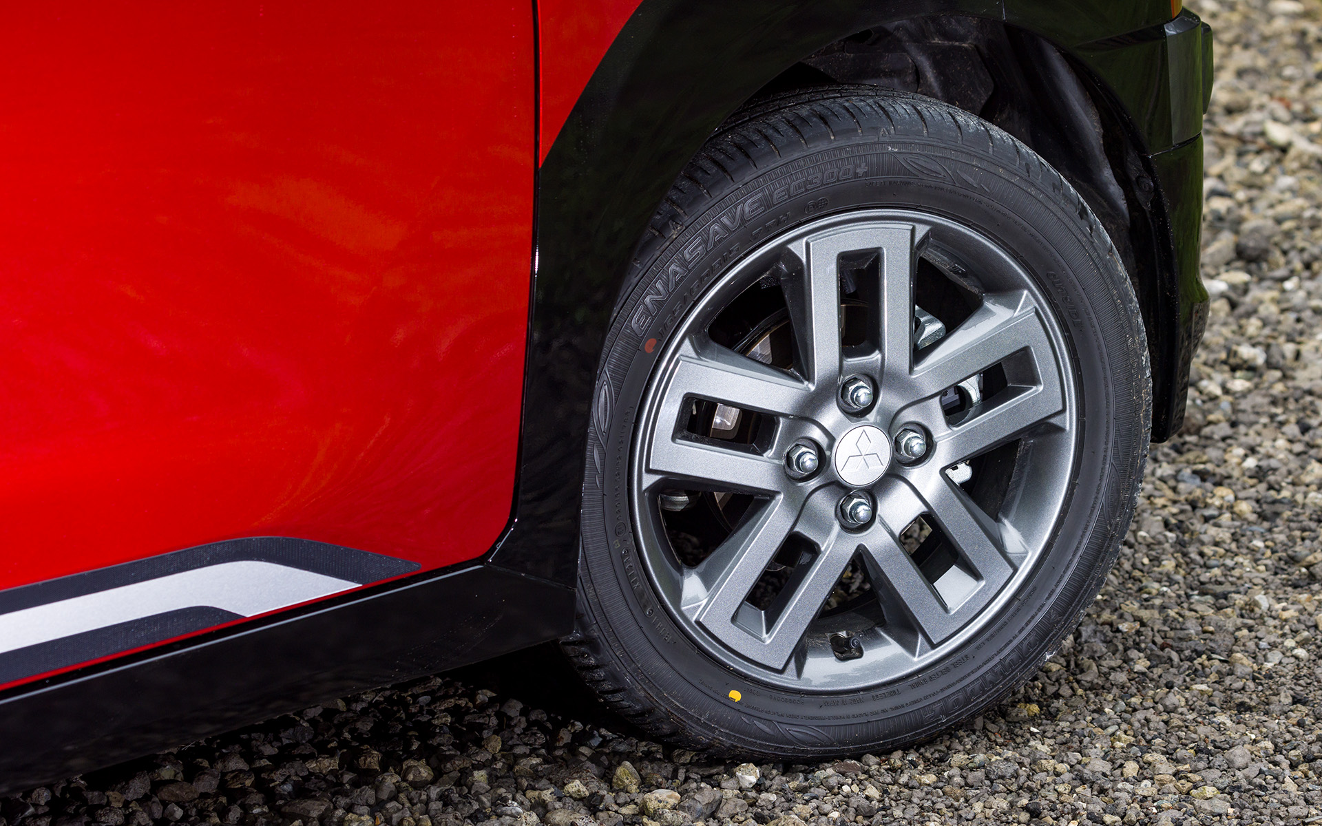 4WD車のタイヤは165/60R15を履く