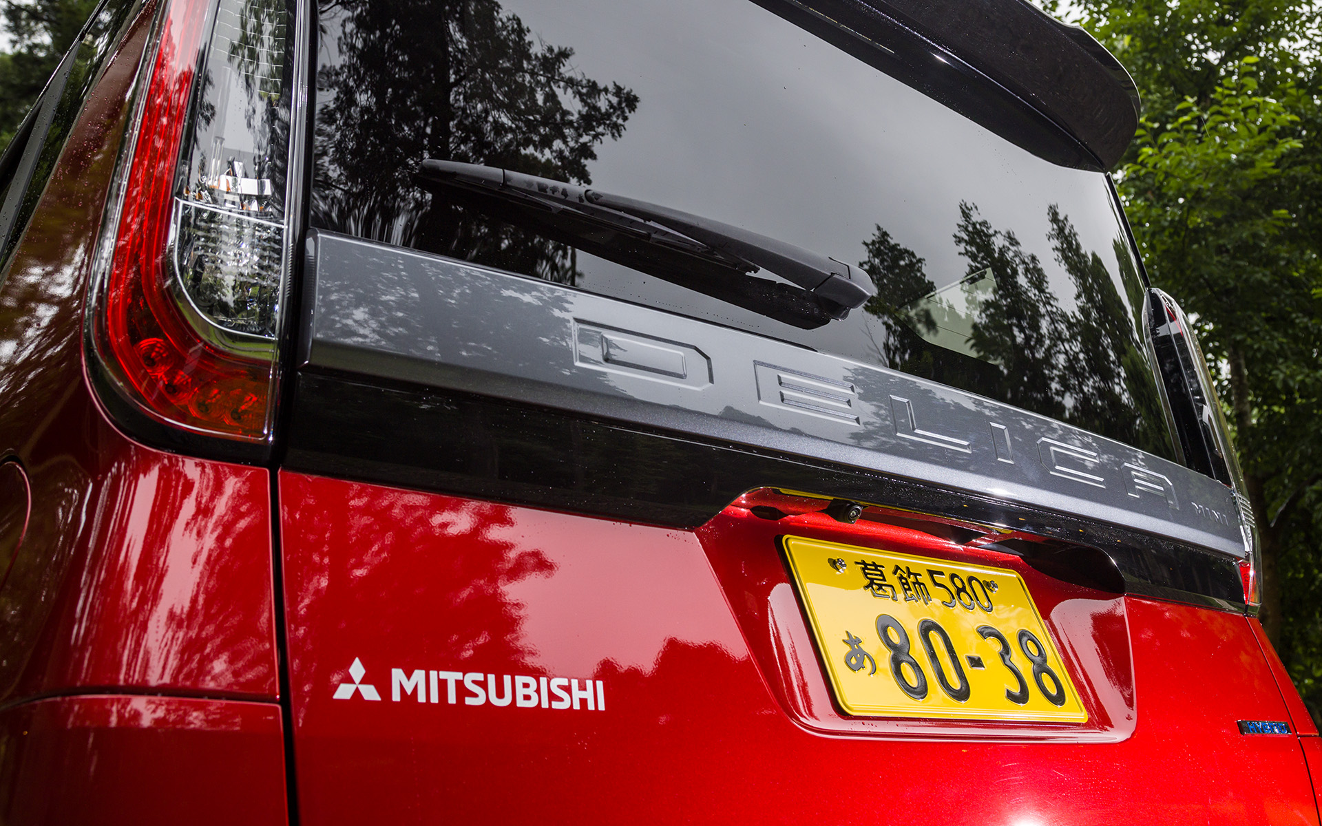 前後に「DELICA」のロゴを配置している