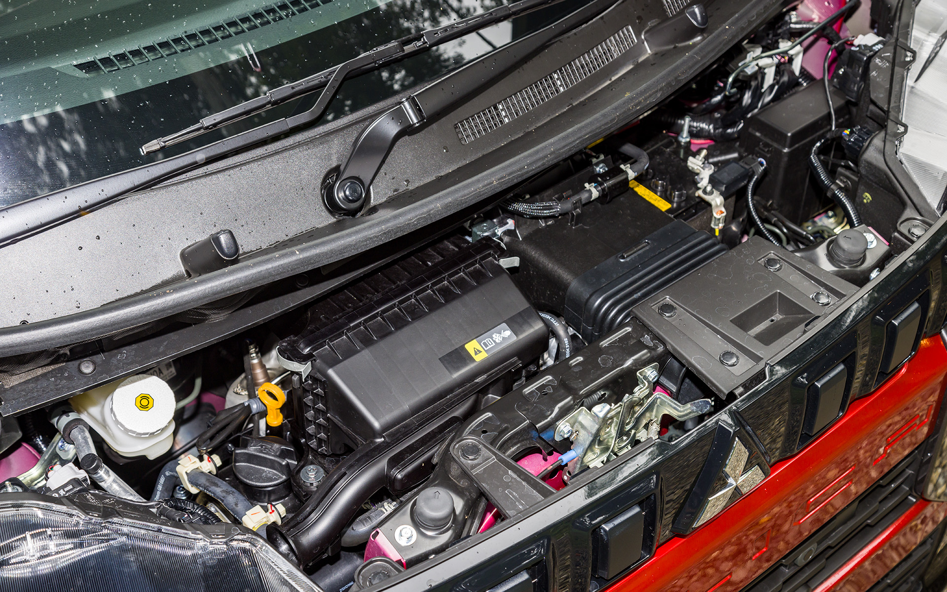 最高出力47kW（64PS）/5600rpm、最大トルク100Nm（10.2kgfm）/2400-4000rpmを発生する直列3気筒DOHC 0.66リッターターボ＋マイルドハイブリッドにCVTが組み合わせられる