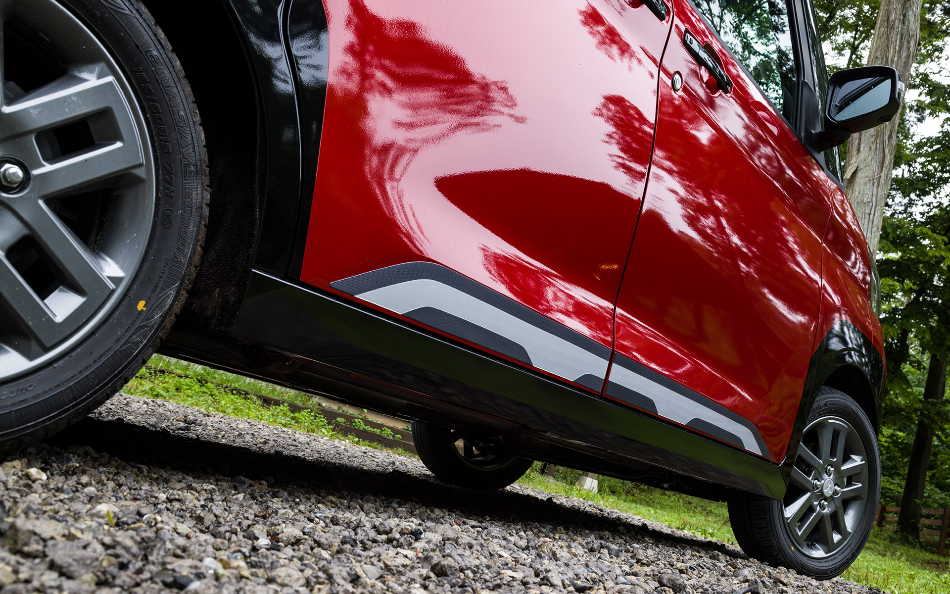 サイドプロテクターをイメージしたサイドデカールでSUVらしさを演出