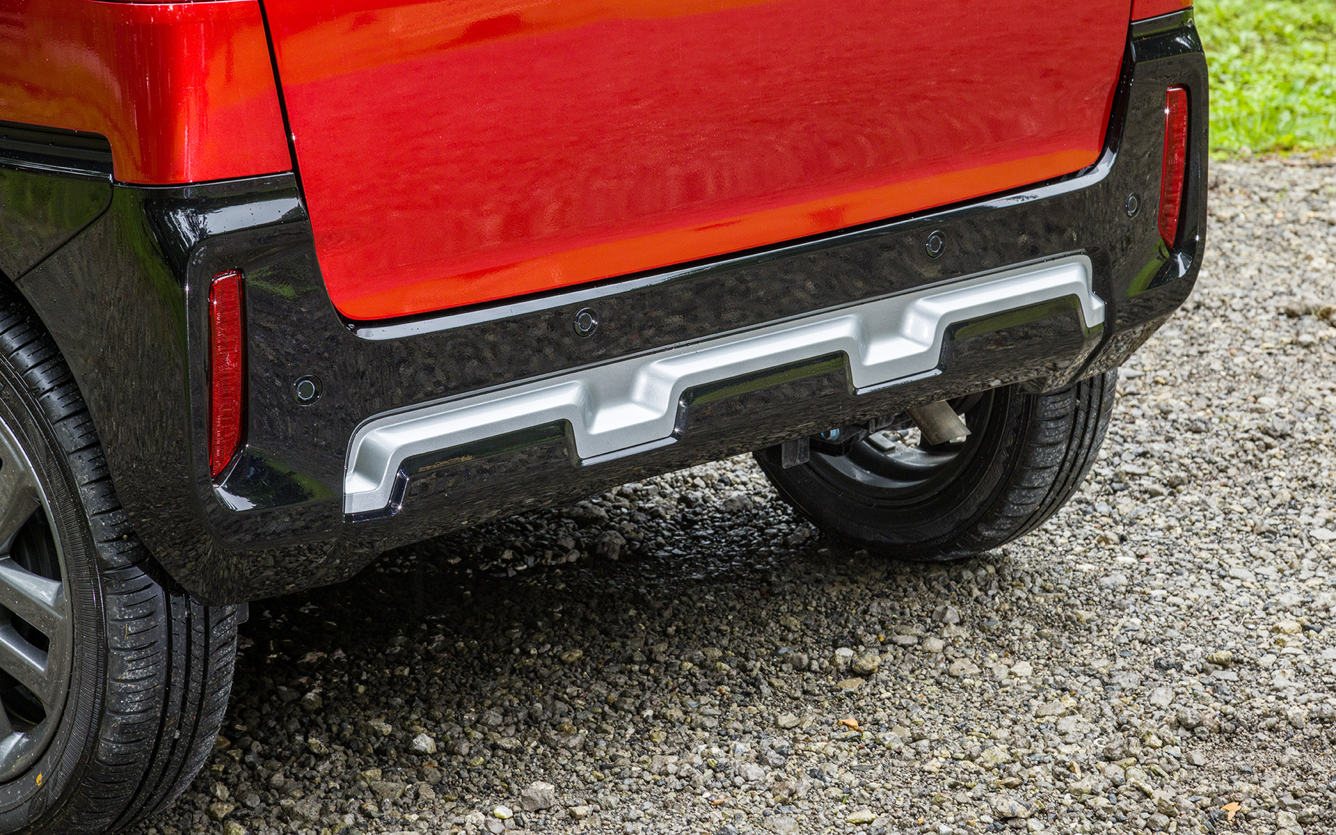 フロントとリアにもデカールが配されている