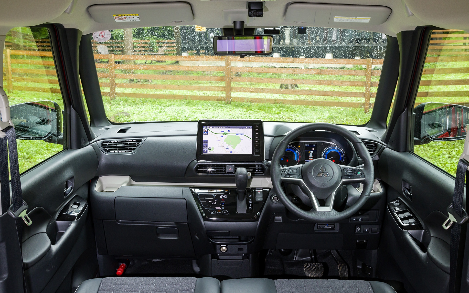 ブラックを基調とした水平基調のインストルメントパネルを採用。視界はとても開けている