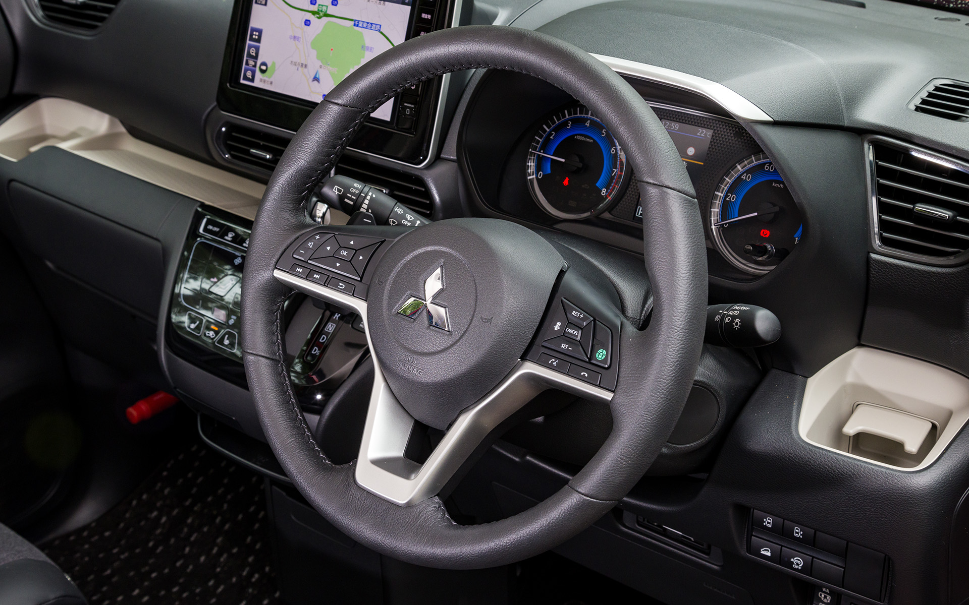 ステアリングは本革巻きが標準。ターボ車にはパドルシフトを装備