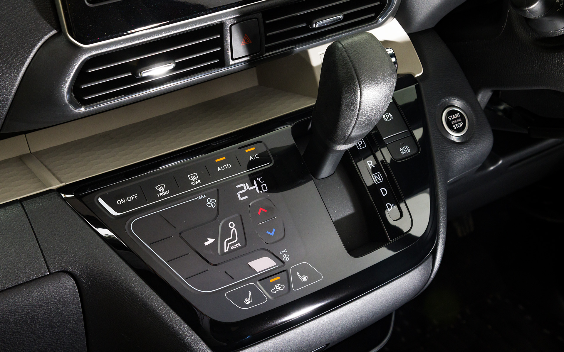 フルオートエアコンはタッチパネル式を採用している