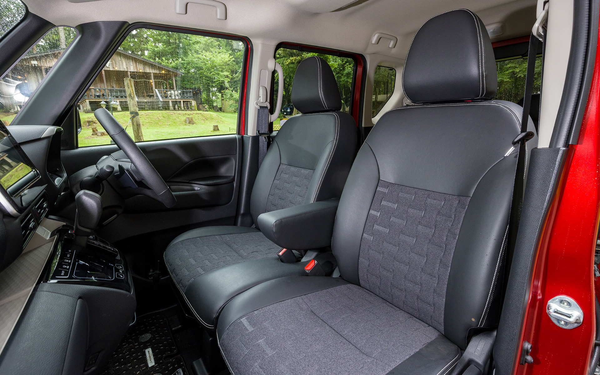 シートはアウトドアでの使用を想定して通気性のよい撥水シート生地を採用している